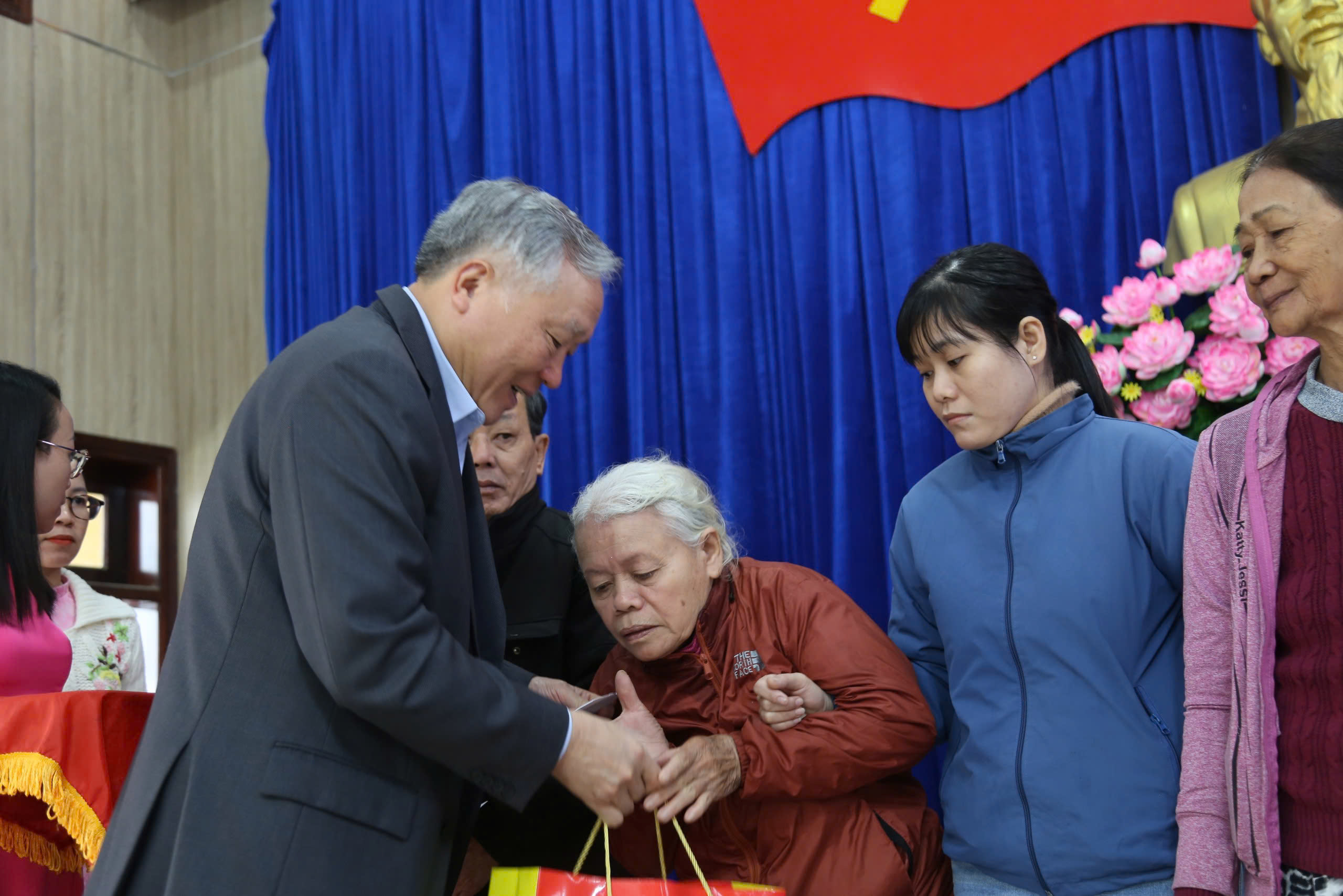 Phó Thủ tướng Thường trực Nguyễn Hòa Bình tặng quà Tết tại Quảng Nam- Ảnh 2. Phó Thủ tướng Thường trực Nguyễn Hòa Bình tặng quà Tết tại Quảng Nam- Ảnh 2.