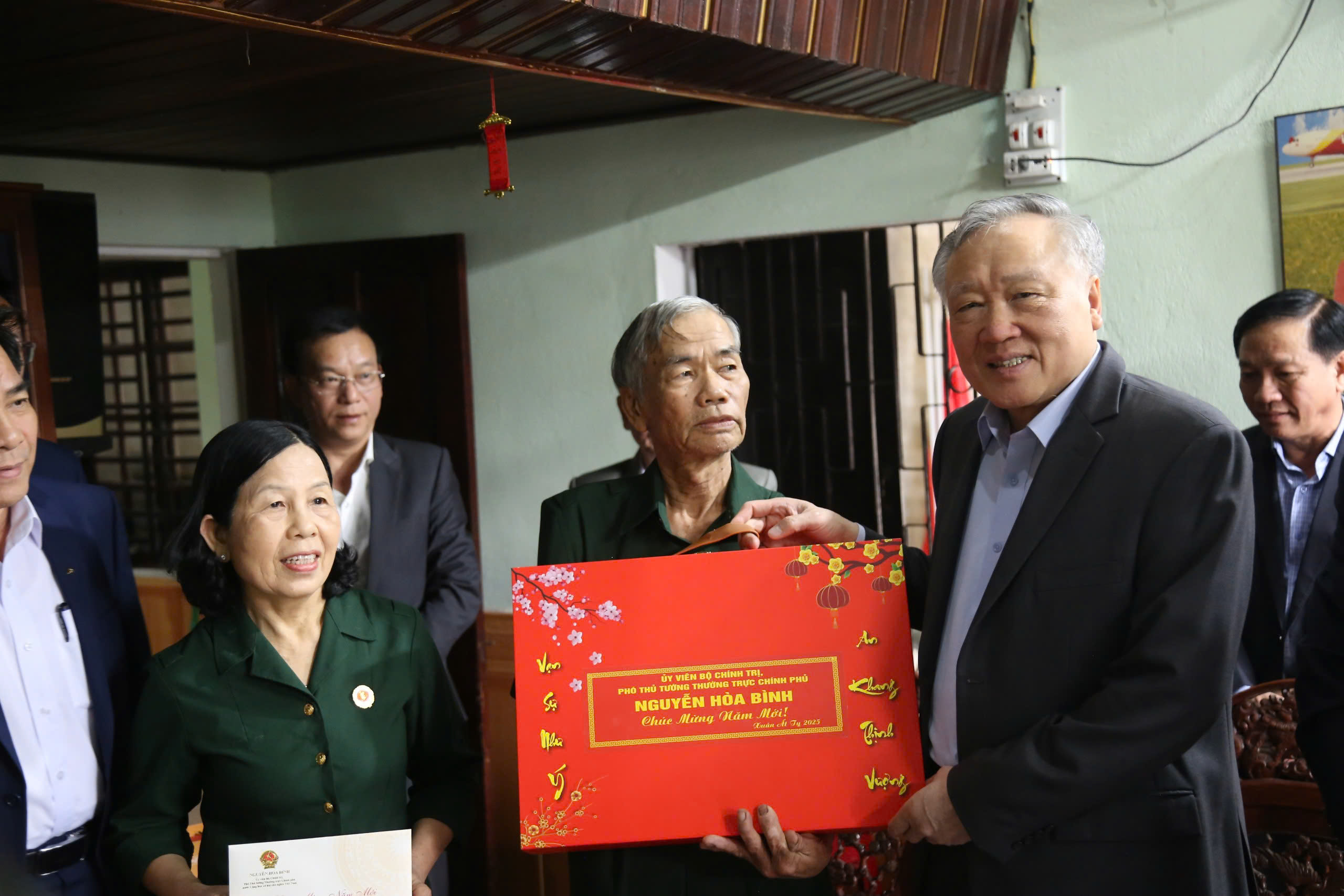 Phó Thủ tướng Thường trực Nguyễn Hòa Bình tặng quà Tết tại Quảng Nam- Ảnh 3. Phó Thủ tướng Thường trực Nguyễn Hòa Bình tặng quà Tết tại Quảng Nam- Ảnh 3.