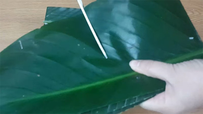 3-224351_312.jpg Lấy 4 chiếc lá xếp ngay ngắn để cho bằng nhau và dùng kéo cắt ngắn hay dài tuỳ theo kích cỡ bánh mà bạn muốn làm.