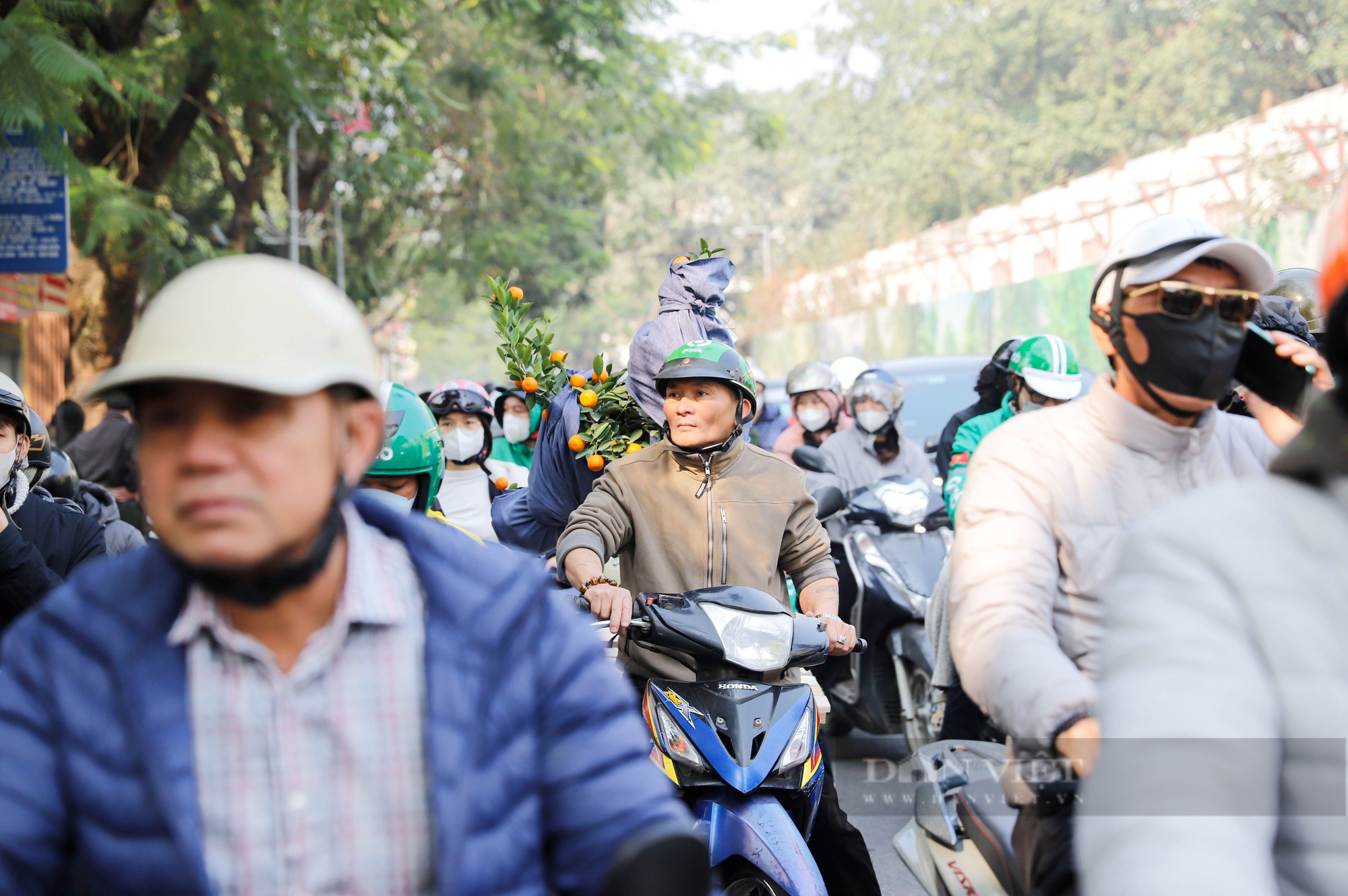 Người dân chen chúc đi mua sắm Tết tại phố cổ Hà Nội- Ảnh 11. Người dân chen chúc đi mua sắm Tết tại phố cổ Hà Nội- Ảnh 11.