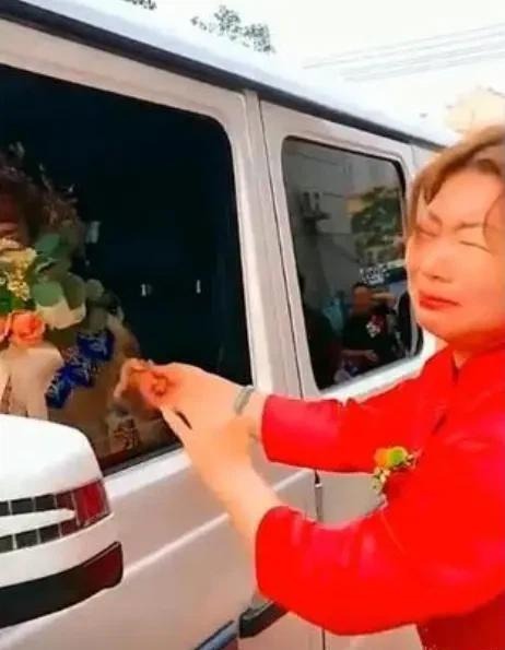 Ngày con dâu cũ tái hôn, mẹ chồng mừng một thứ khiến ai cũng ngỡ ngàng, sốc nhất là hành động của bà trong ngày cưới- Ảnh 2. Ngày con dâu cũ tái hôn, mẹ chồng mừng một thứ khiến ai cũng ngỡ ngàng, sốc nhất là hành động của bà trong ngày cưới- Ảnh 2.