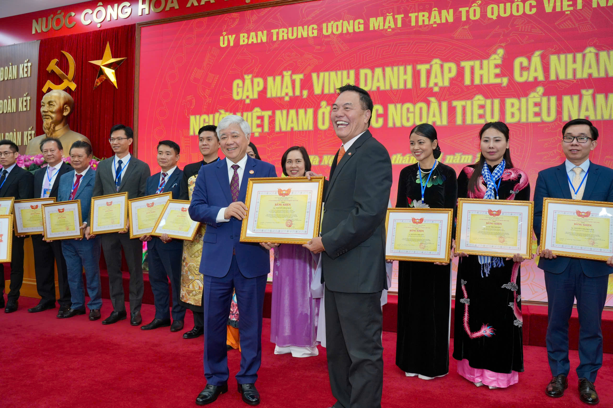 Vinh danh các kiều bào tiêu biểu- Ảnh 7. Vinh danh các kiều bào tiêu biểu- Ảnh 7.