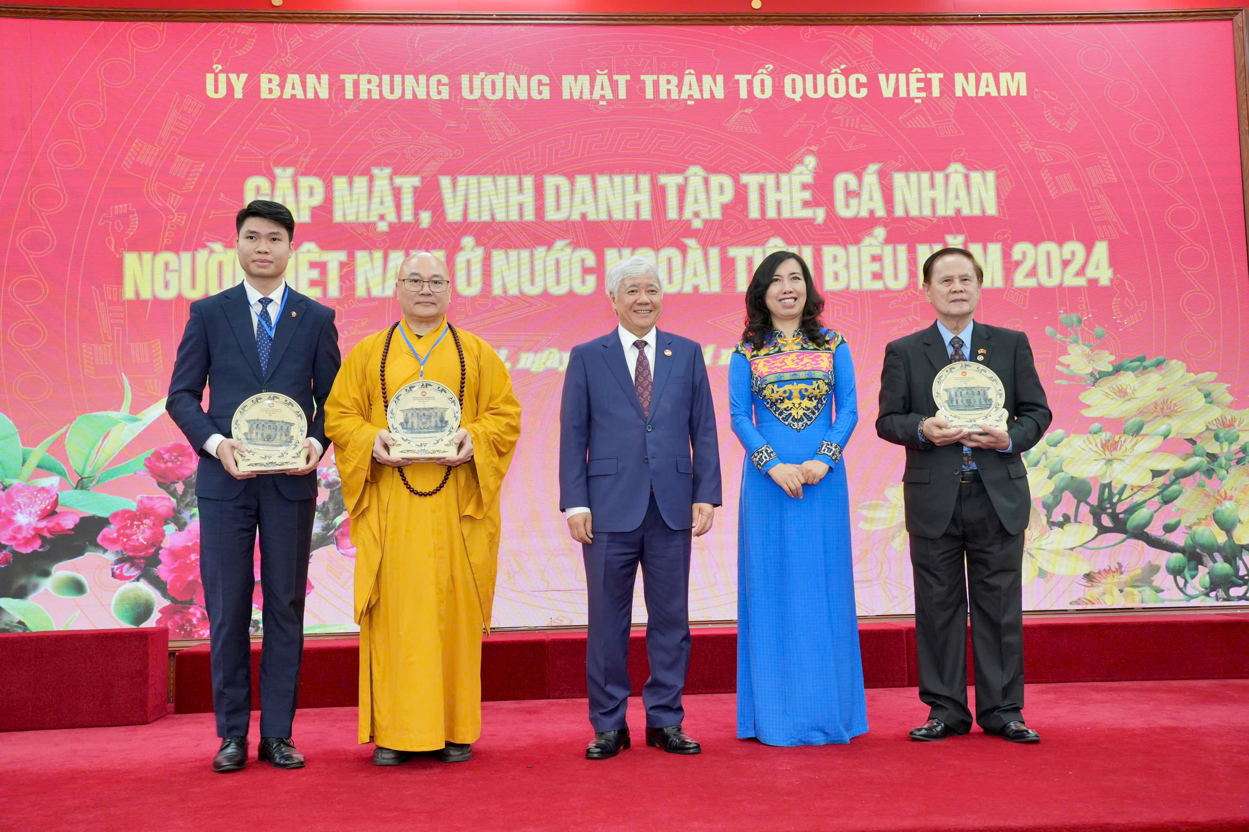 Vinh danh các kiều bào tiêu biểu- Ảnh 9. Vinh danh các kiều bào tiêu biểu- Ảnh 9.