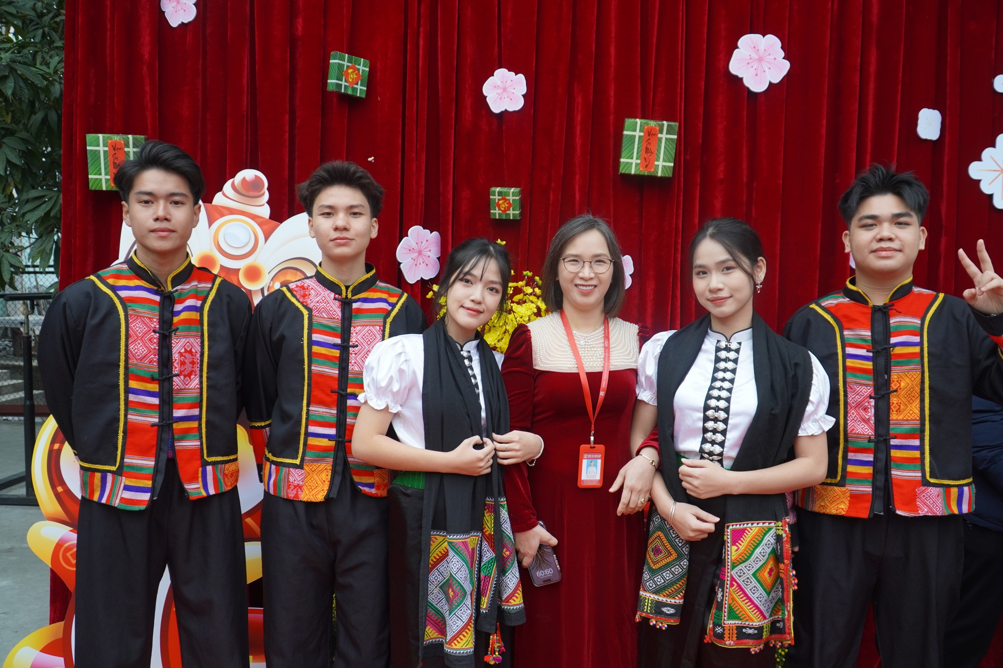 Các netizen sôi nổi đua nhau khoe góc 'sống ảo' đón Tết tại trường- Ảnh 6. Các netizen sôi nổi đua nhau khoe góc 'sống ảo' đón Tết tại trường- Ảnh 6.