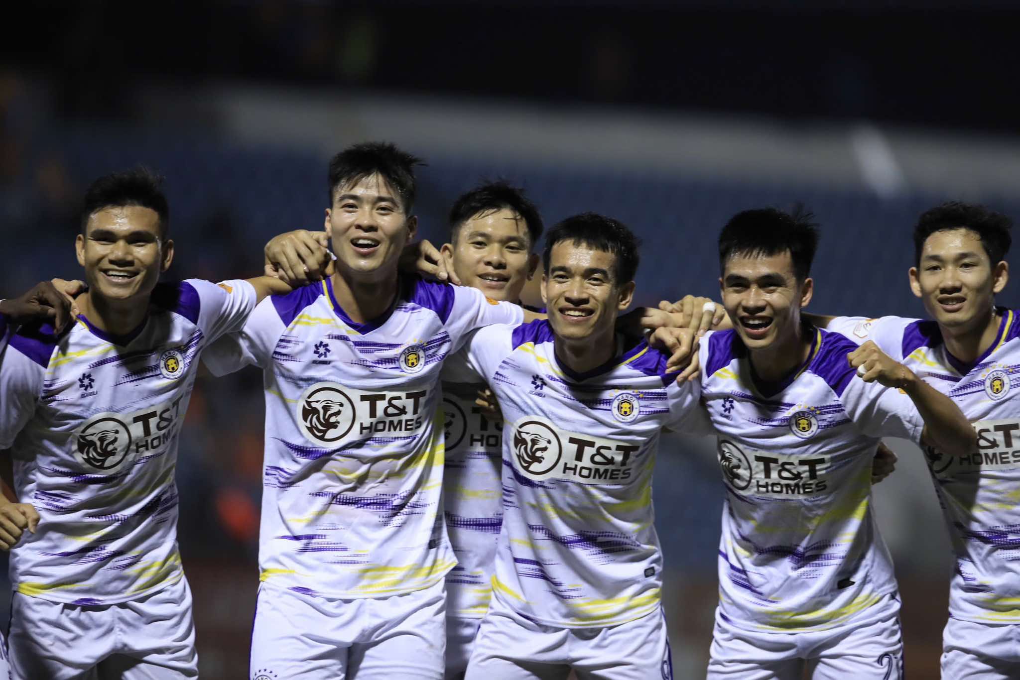 Bảng xếp hạng vòng 10 V-League: Thiếu Xuân Son, CLB Nam Định lỡ cơ hội lên đỉnh- Ảnh 2. Bảng xếp hạng vòng 10 V-League: Thiếu Xuân Son, CLB Nam Định lỡ cơ hội lên đỉnh- Ảnh 2.