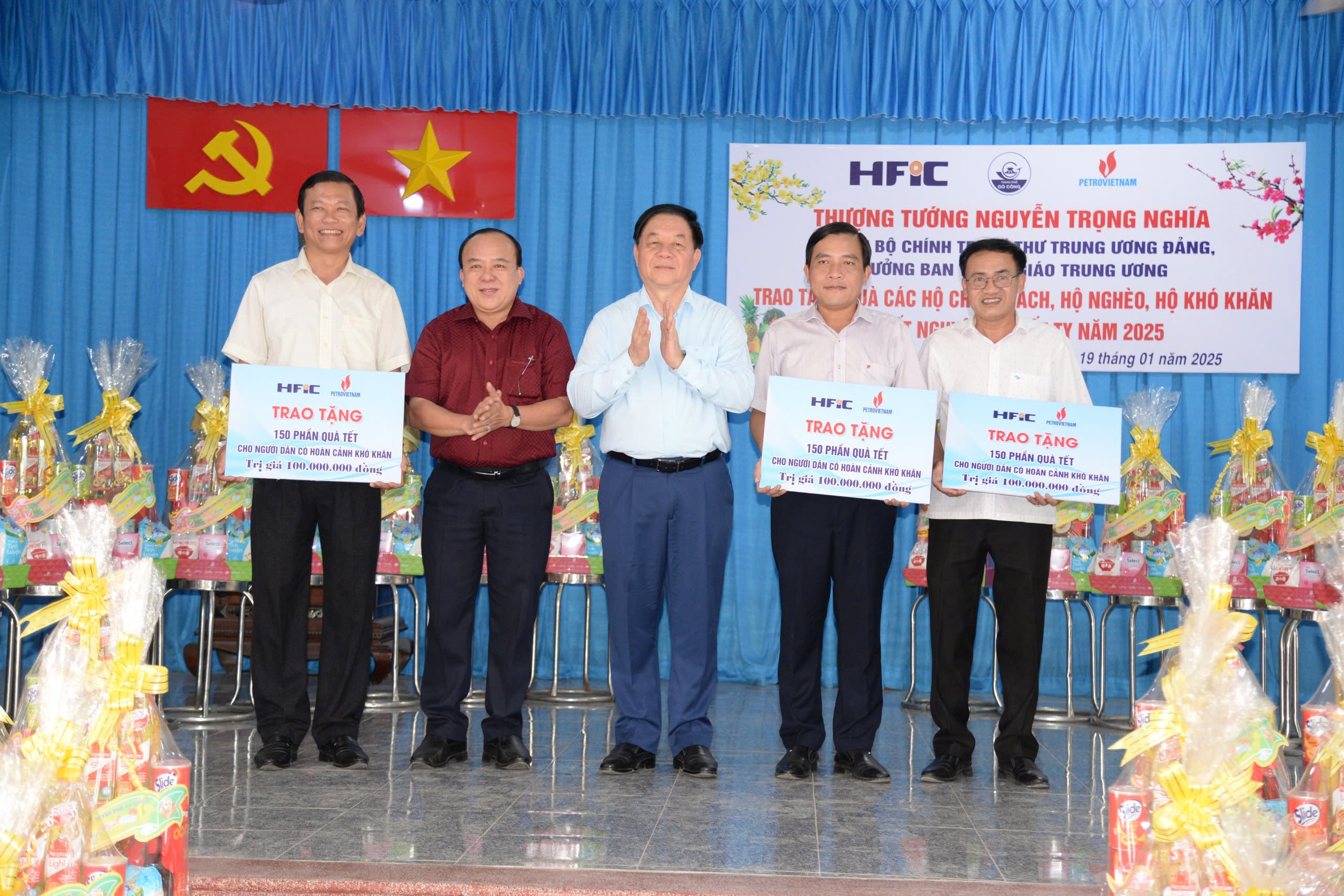Trưởng Ban Tuyên giáo Trung ương tặng quà cho gia đình chính sách, hộ nghèo tại Tiền Giang- Ảnh 2. Trưởng Ban Tuyên giáo Trung ương tặng quà cho gia đình chính sách, hộ nghèo tại Tiền Giang- Ảnh 2.