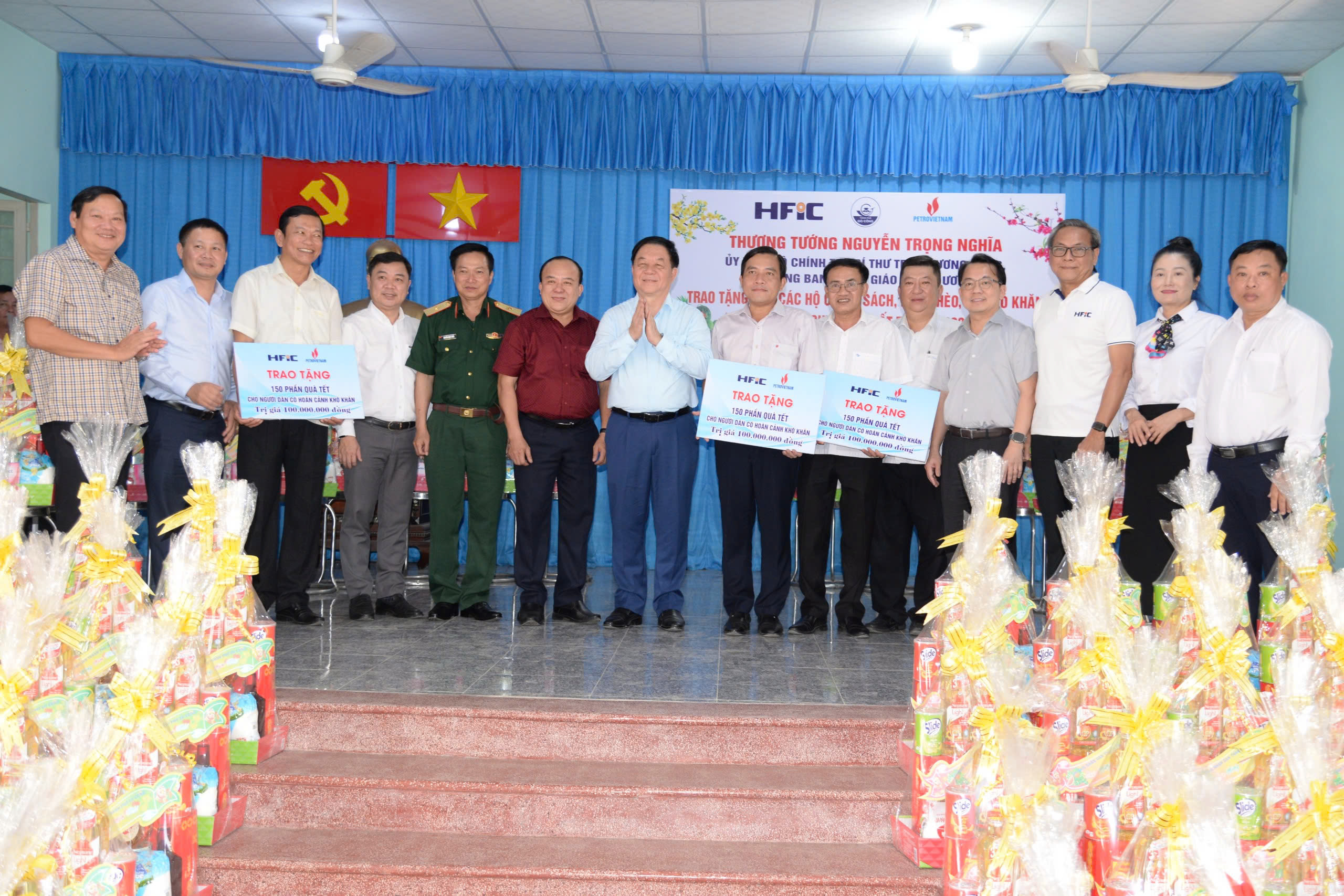 Trưởng Ban Tuyên giáo Trung ương tặng quà cho gia đình chính sách, hộ nghèo tại Tiền Giang- Ảnh 3. Trưởng Ban Tuyên giáo Trung ương tặng quà cho gia đình chính sách, hộ nghèo tại Tiền Giang- Ảnh 3.
