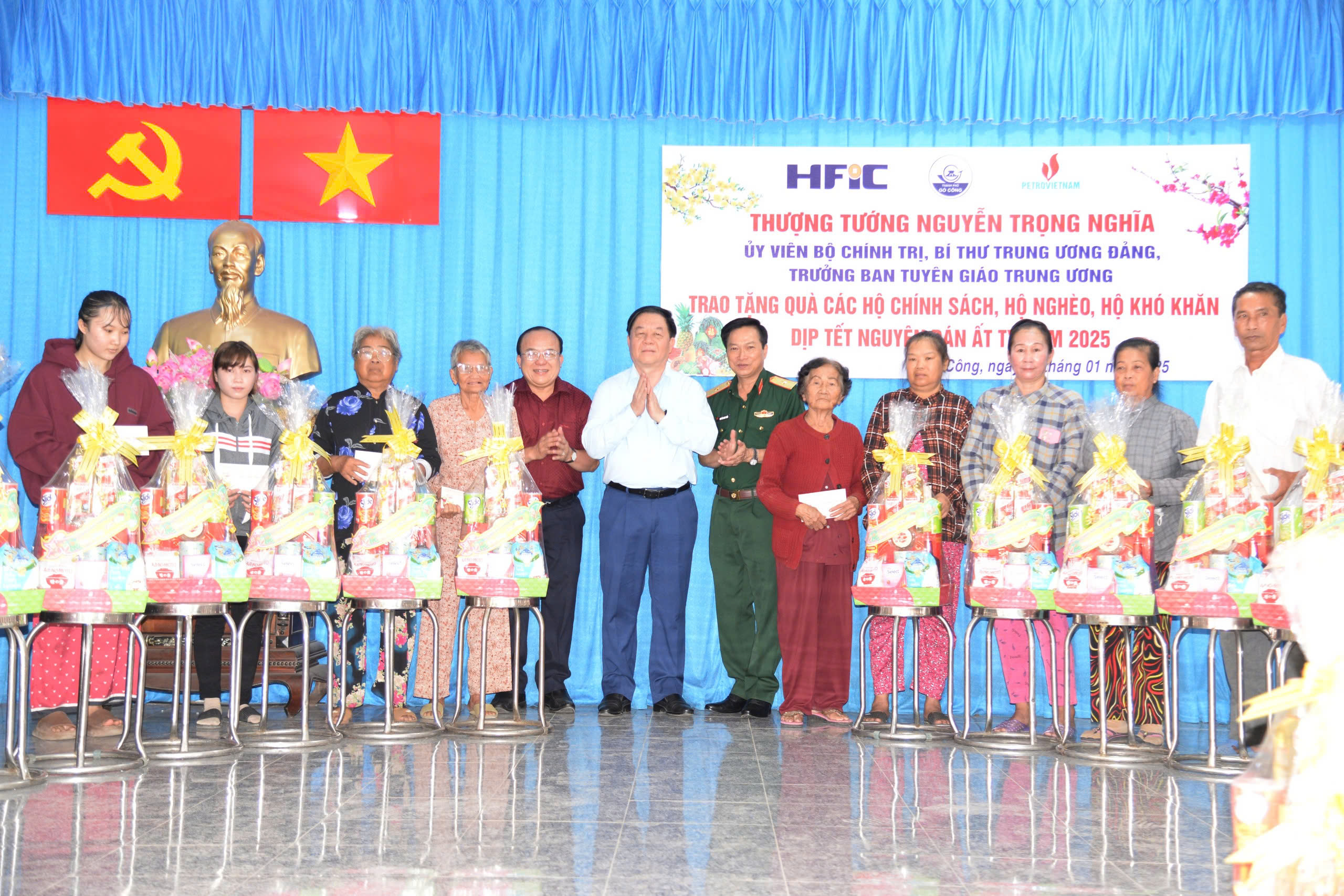 Trưởng Ban Tuyên giáo Trung ương tặng quà cho gia đình chính sách, hộ nghèo tại Tiền Giang- Ảnh 4. Trưởng Ban Tuyên giáo Trung ương tặng quà cho gia đình chính sách, hộ nghèo tại Tiền Giang- Ảnh 4.