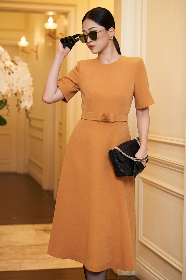 5 gợi ý đầm midi cho tuần làm việc cuối năm hoàn hảo- Ảnh 5. 5 gợi ý đầm midi cho tuần làm việc cuối năm hoàn hảo- Ảnh 5.