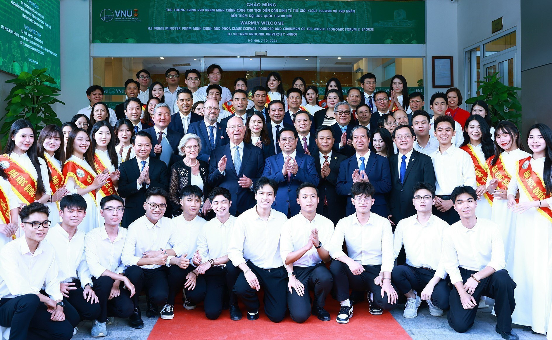 Thủ tướng Phạm Minh Chính và Giáo sư Klaus Schwab, Chủ tịch sáng lập Diễn đàn Kinh tế Thế giới giao lưu với sinh viên, thanh niên Việt Nam chiều 7/10/2024, tại Đại học Quốc gia Hà Nội. (Ảnh: Dương Giang/TTXVN) vietnam-wef-2.jpg