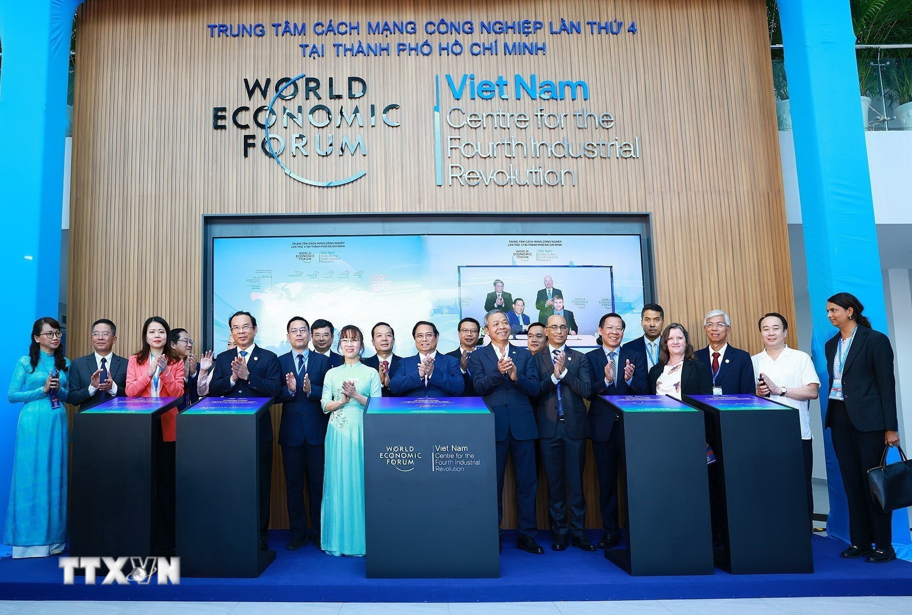 Thủ tướng Phạm Minh Chính với các đại biểu tại Lễ khánh thành Trung tâm Cách mạng Công nghiệp lần thứ tư (C4IR) ngày 25/9/2024. (Ảnh: Dương Giang/TTXVN) ttxvn-trung-tam-cach-mang-cong-nghiep-vietnam-wef.jpg
