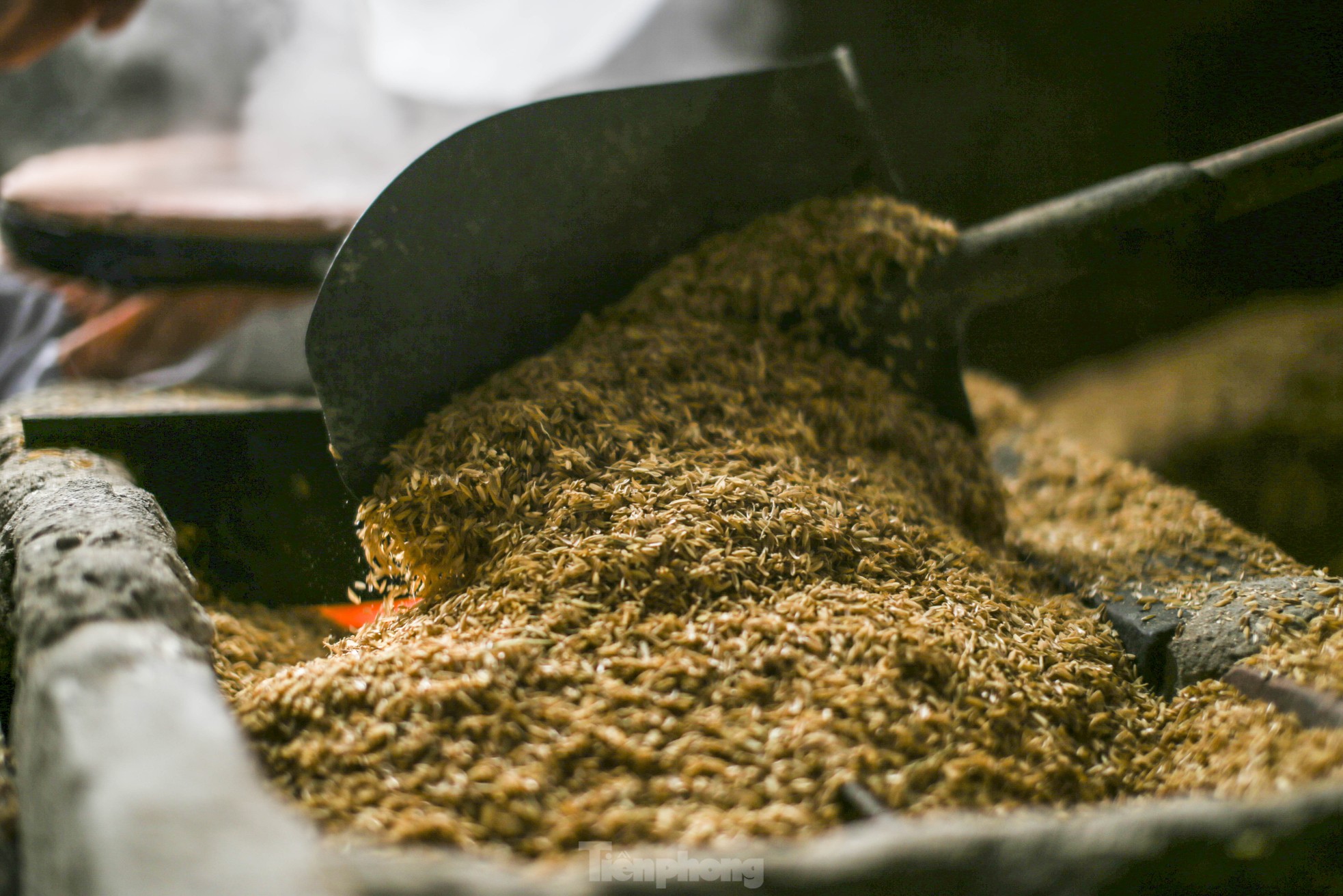 Làng bánh tráng nức tiếng Bình Định tranh thủ nắng ráo nổi lửa kịp phục vụ Tết ảnh 4