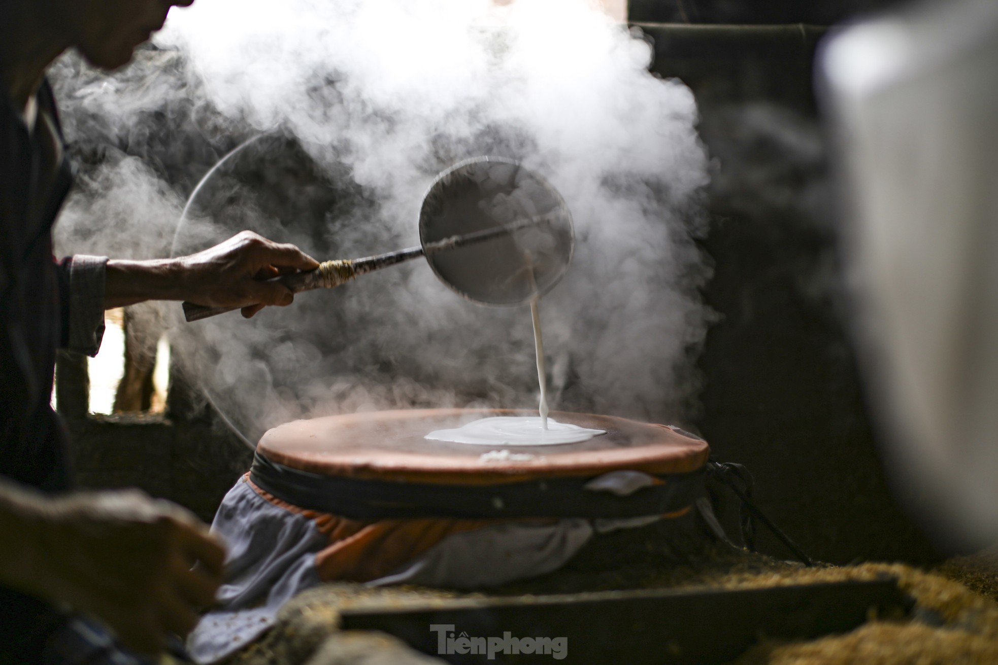 Làng bánh tráng nức tiếng Bình Định tranh thủ nắng ráo nổi lửa kịp phục vụ Tết ảnh 6