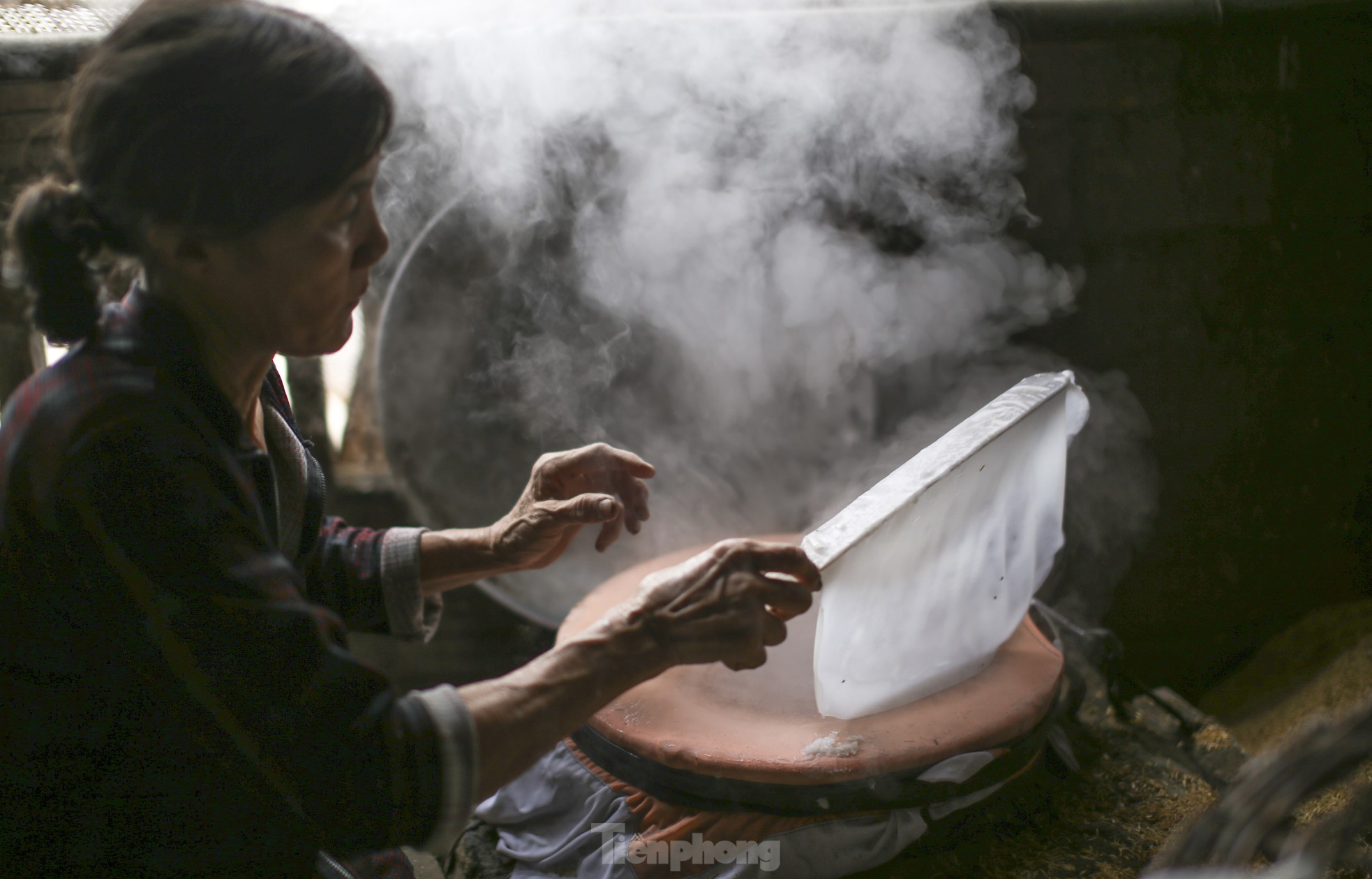 Làng bánh tráng nức tiếng Bình Định tranh thủ nắng ráo nổi lửa kịp phục vụ Tết ảnh 8