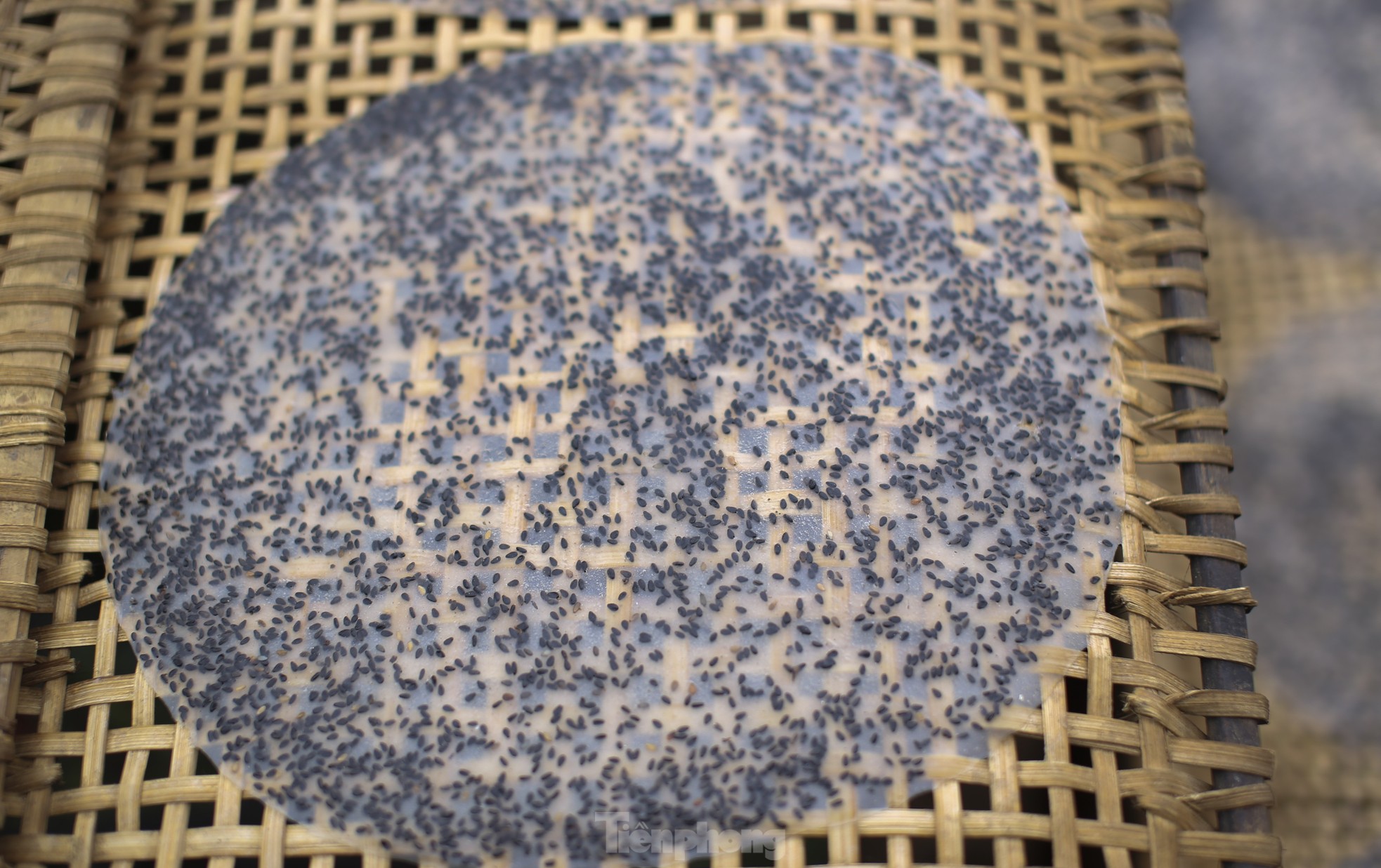 Làng bánh tráng nức tiếng Bình Định tranh thủ nắng ráo nổi lửa kịp phục vụ Tết ảnh 12