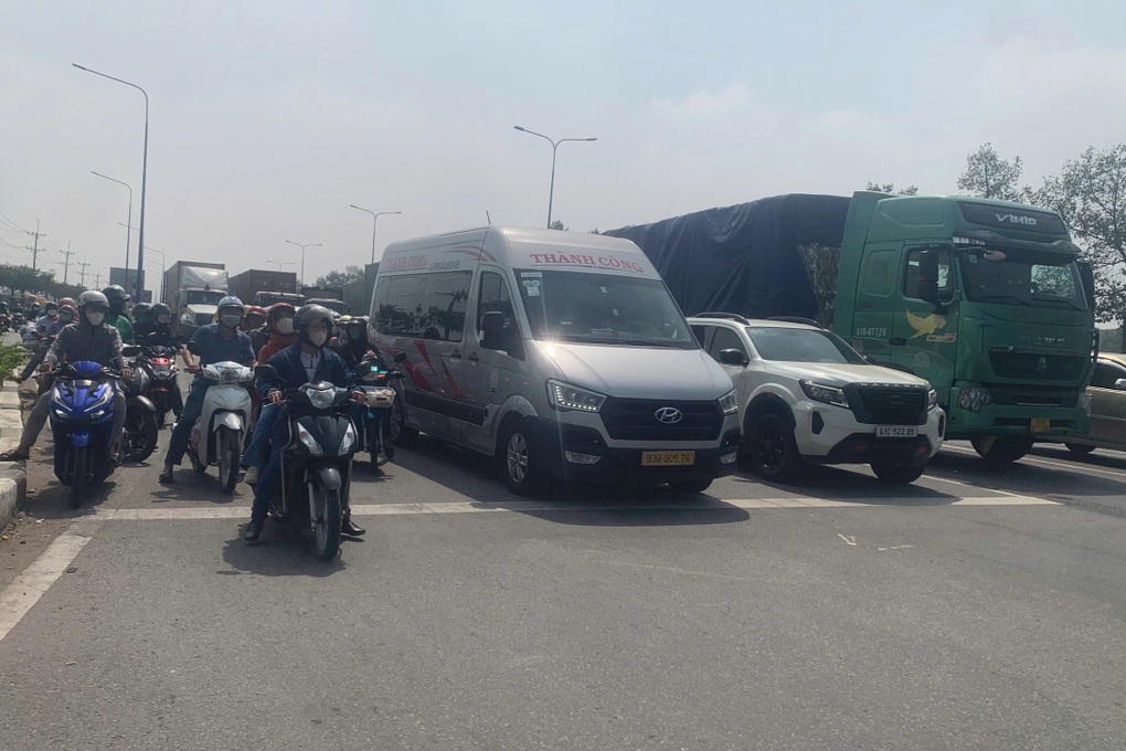 Đèn tín hiệu ở Bình Dương lại gặp sự cố, nhiều người dắt xe qua giao lộ - 2 Đèn tín hiệu ở Bình Dương lại gặp sự cố, nhiều người dắt xe qua giao lộ - 2
