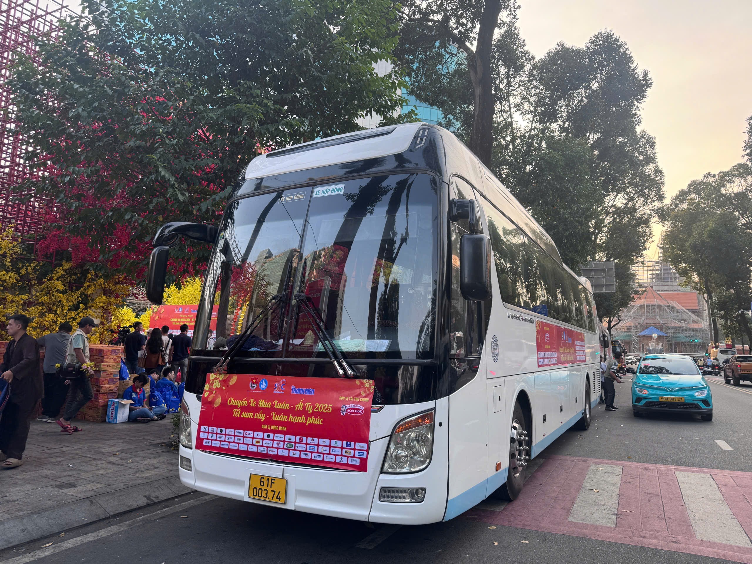 Người lao động nghèo ở TP.HCM rưng rưng nhận vé xe miễn phí về quê ăn Tết- Ảnh 4. Người lao động nghèo ở TP.HCM rưng rưng nhận vé xe miễn phí về quê ăn Tết- Ảnh 4.