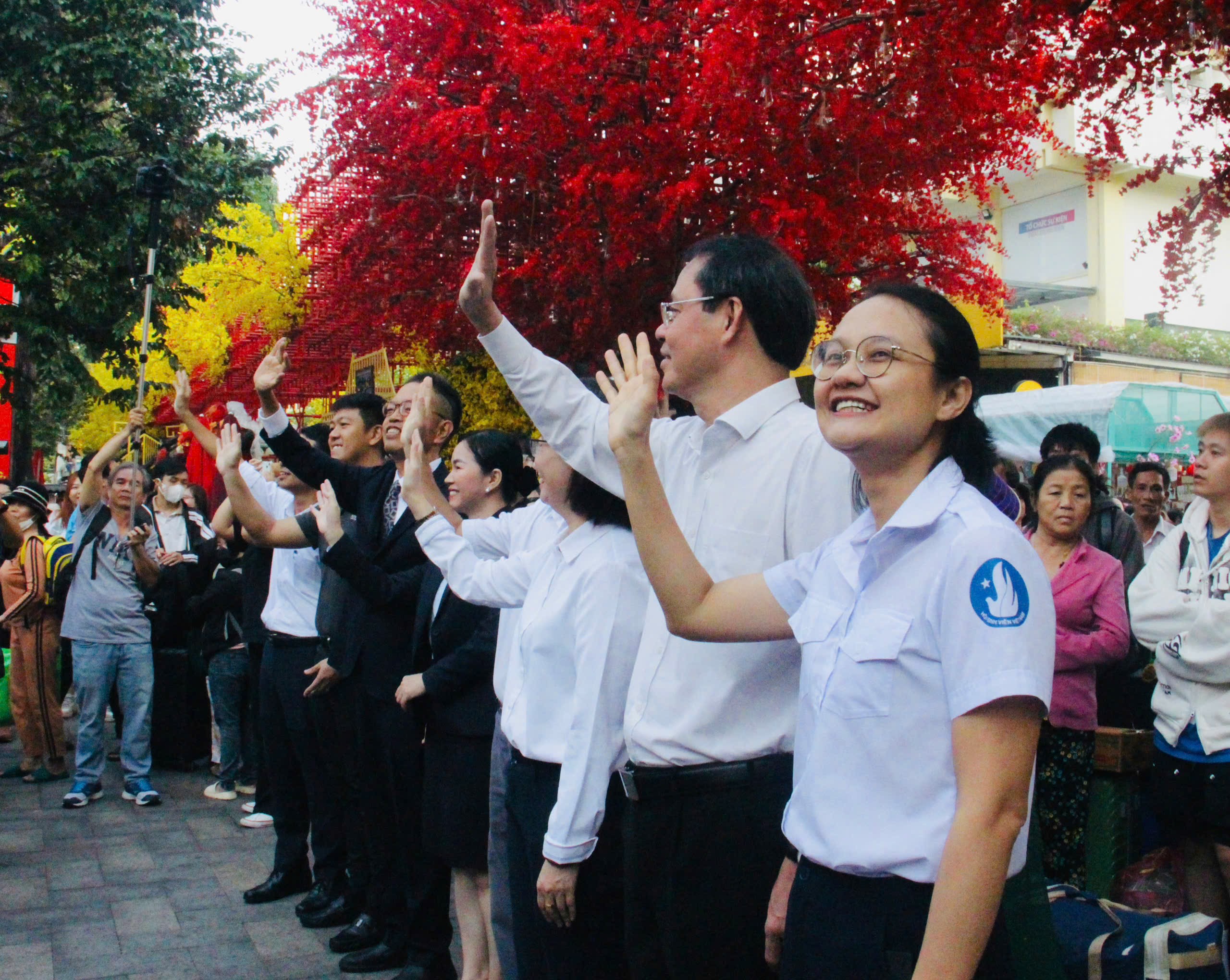 Người lao động nghèo ở TP.HCM rưng rưng nhận vé xe miễn phí về quê ăn Tết- Ảnh 14. Người lao động nghèo ở TP.HCM rưng rưng nhận vé xe miễn phí về quê ăn Tết- Ảnh 14.