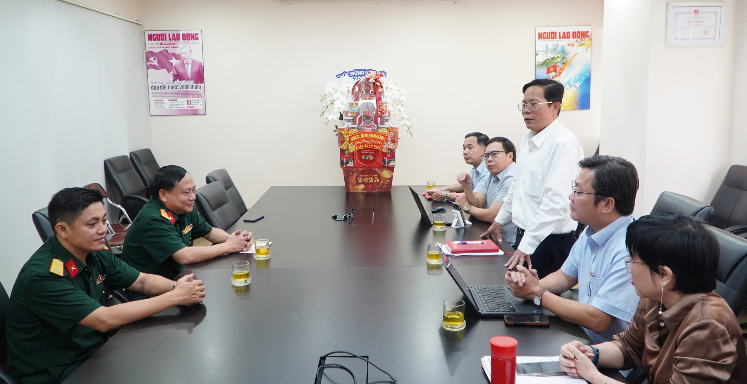 Quân khu 7 thăm, chúc Tết Báo Người Lao Động- Ảnh 5. Quân khu 7 thăm, chúc Tết Báo Người Lao Động- Ảnh 5.