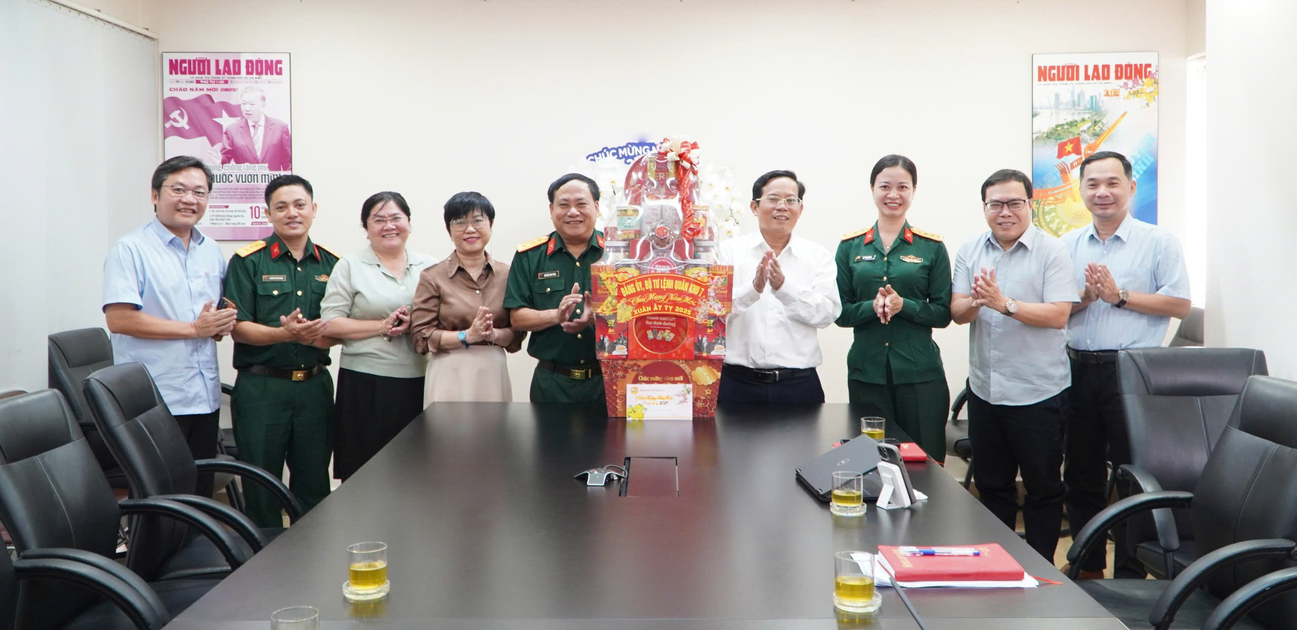 Quân khu 7 thăm, chúc Tết Báo Người Lao Động- Ảnh 6. Quân khu 7 thăm, chúc Tết Báo Người Lao Động- Ảnh 6.