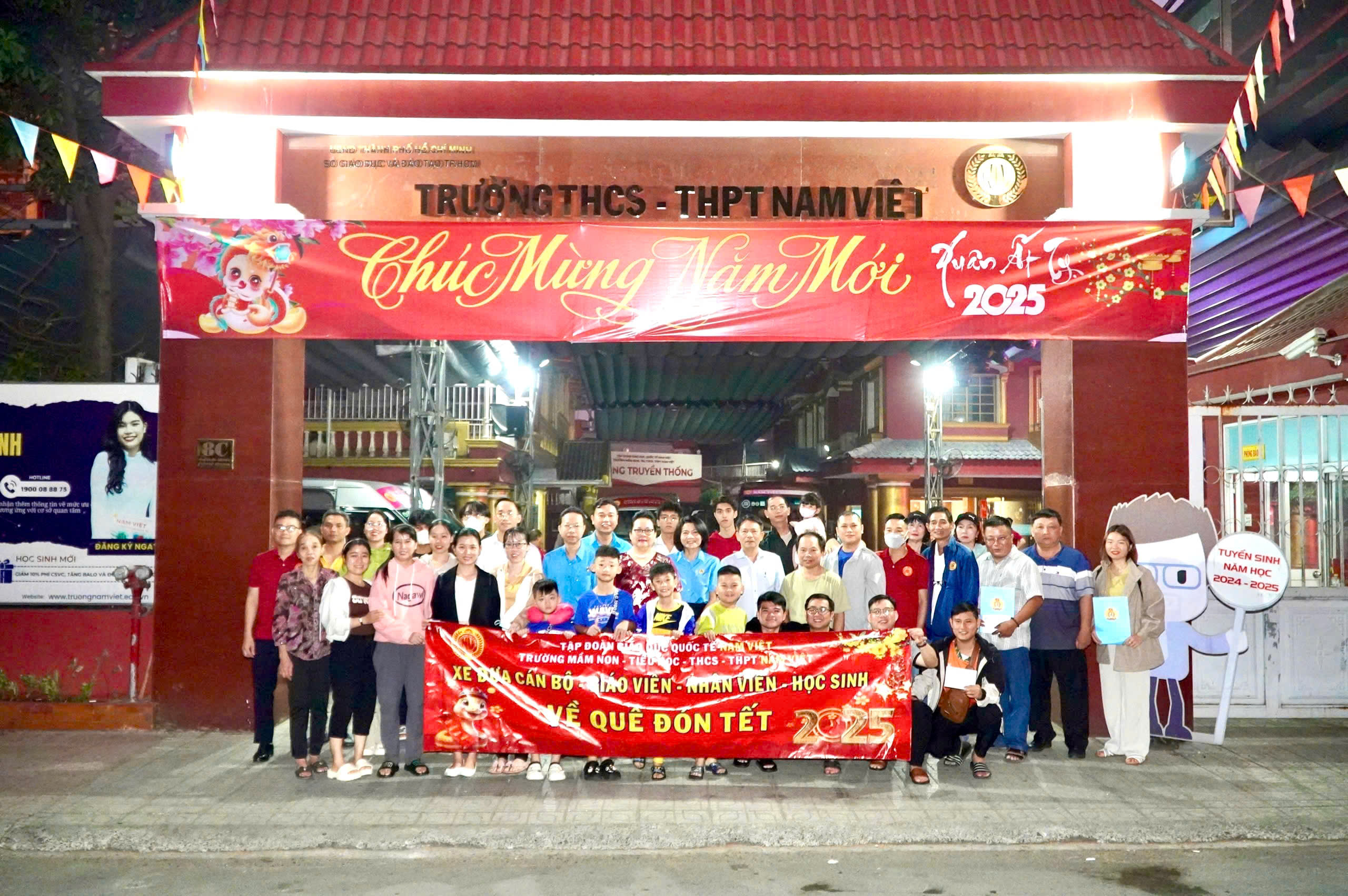 Một trường học ở TP HCM tổ chức xe miễn phí đưa giáo viên, học sinh về quê nghỉ Tết - Ảnh 2. Một trường học ở TP HCM tổ chức xe miễn phí đưa giáo viên, học sinh về quê nghỉ Tết - Ảnh 2.