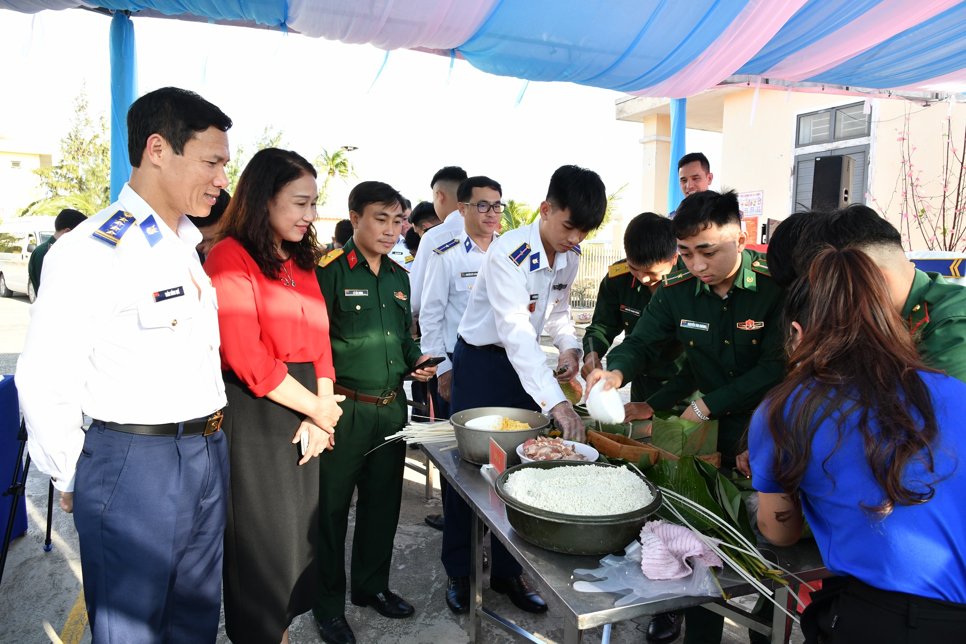 “Tết Hải đảo – Xuân ấm áp, thắm tình quân dân” đến với người dân tiền tiêu Lý Sơn- Ảnh 2. “Tết Hải đảo – Xuân ấm áp, thắm tình quân dân” đến với người dân tiền tiêu Lý Sơn- Ảnh 2.