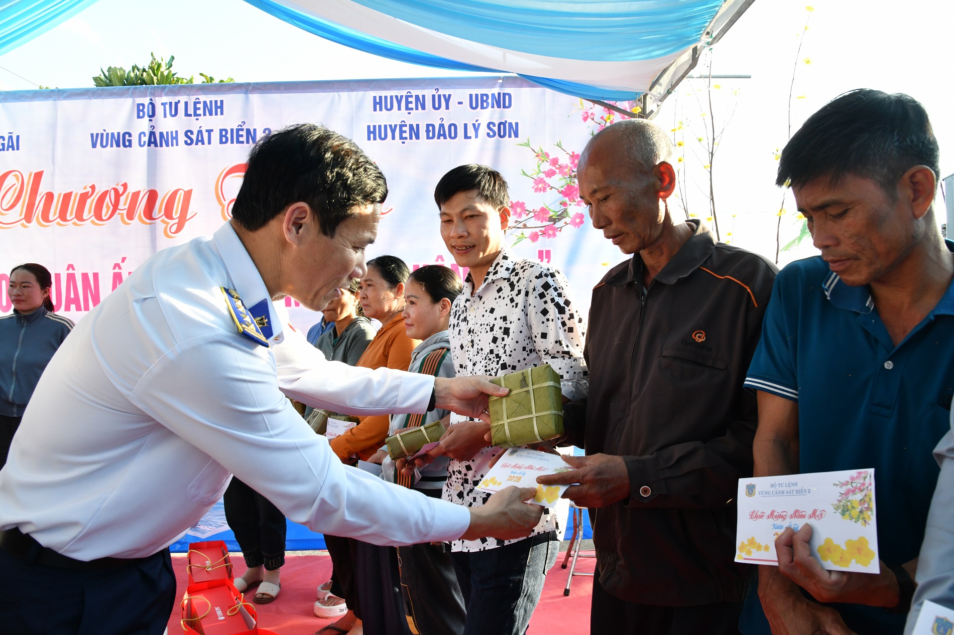 “Tết Hải đảo – Xuân ấm áp, thắm tình quân dân” đến với người dân tiền tiêu Lý Sơn- Ảnh 5. “Tết Hải đảo – Xuân ấm áp, thắm tình quân dân” đến với người dân tiền tiêu Lý Sơn- Ảnh 5.