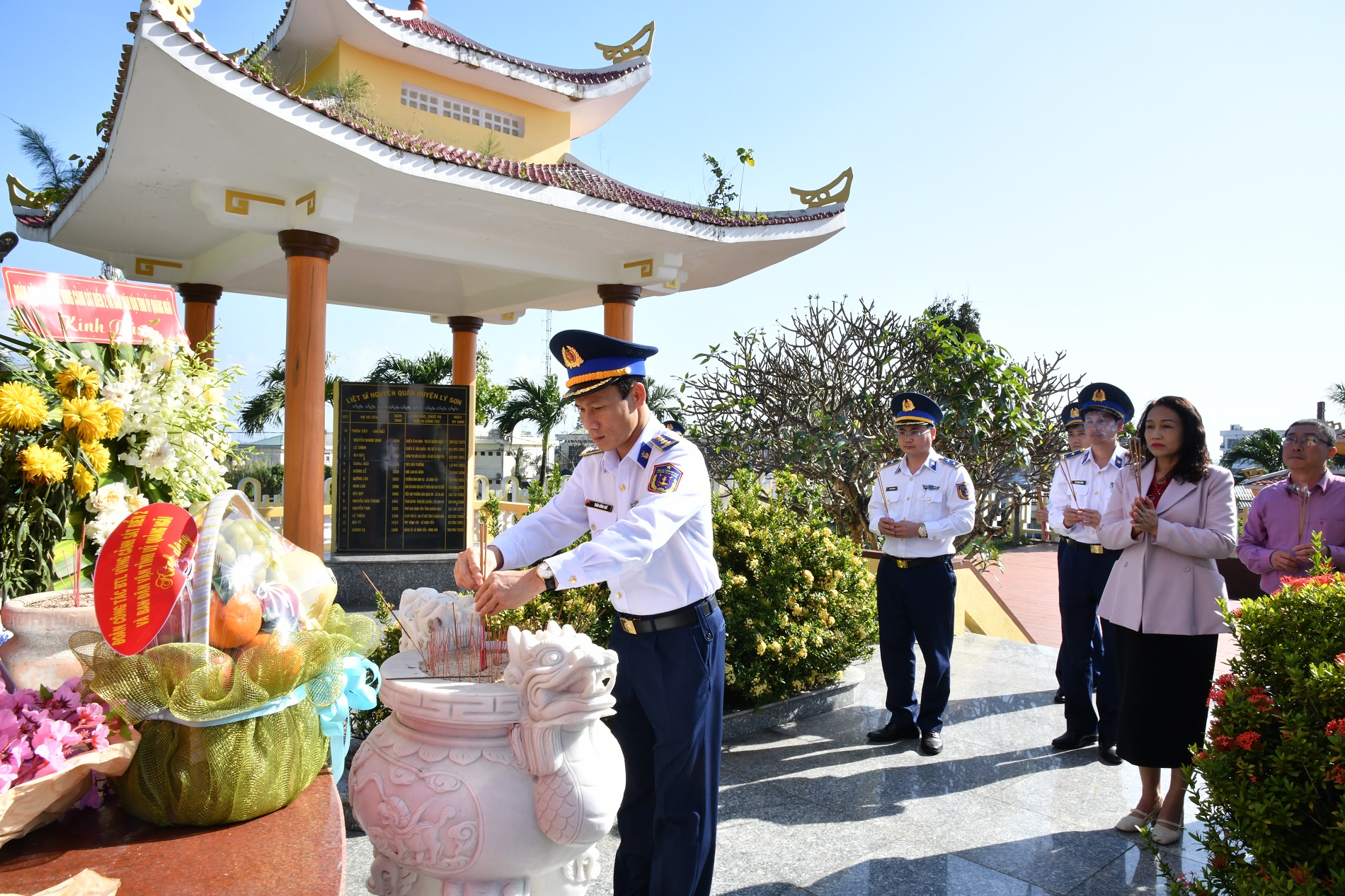 “Tết Hải đảo – Xuân ấm áp, thắm tình quân dân” đến với người dân tiền tiêu Lý Sơn- Ảnh 6. “Tết Hải đảo – Xuân ấm áp, thắm tình quân dân” đến với người dân tiền tiêu Lý Sơn- Ảnh 6.