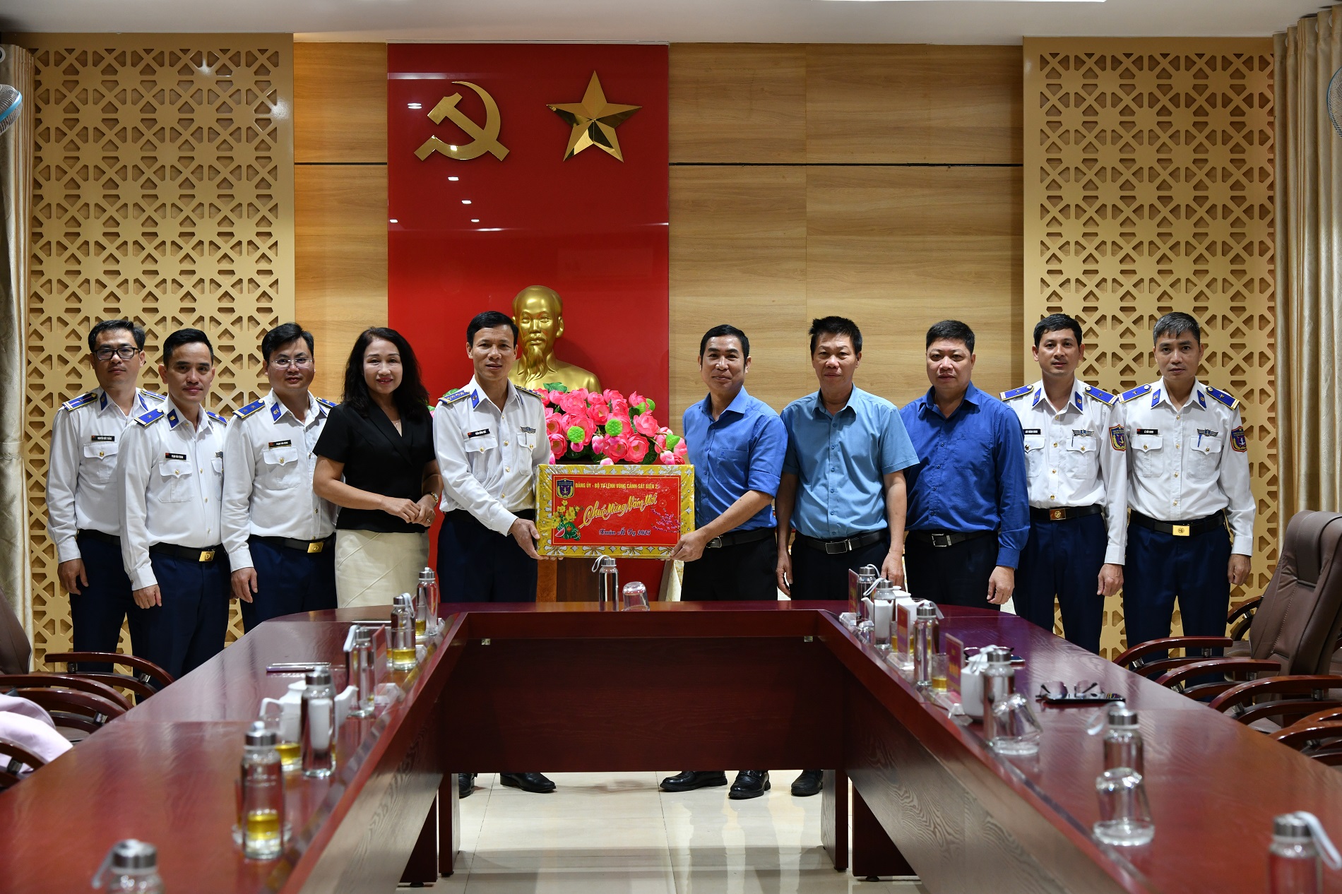 “Tết Hải đảo – Xuân ấm áp, thắm tình quân dân” đến với người dân tiền tiêu Lý Sơn- Ảnh 7. “Tết Hải đảo – Xuân ấm áp, thắm tình quân dân” đến với người dân tiền tiêu Lý Sơn- Ảnh 7.