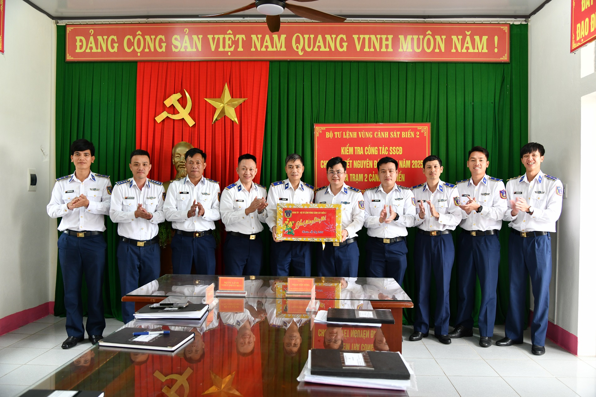 “Tết Hải đảo – Xuân ấm áp, thắm tình quân dân” đến với người dân tiền tiêu Lý Sơn- Ảnh 8. “Tết Hải đảo – Xuân ấm áp, thắm tình quân dân” đến với người dân tiền tiêu Lý Sơn- Ảnh 8.