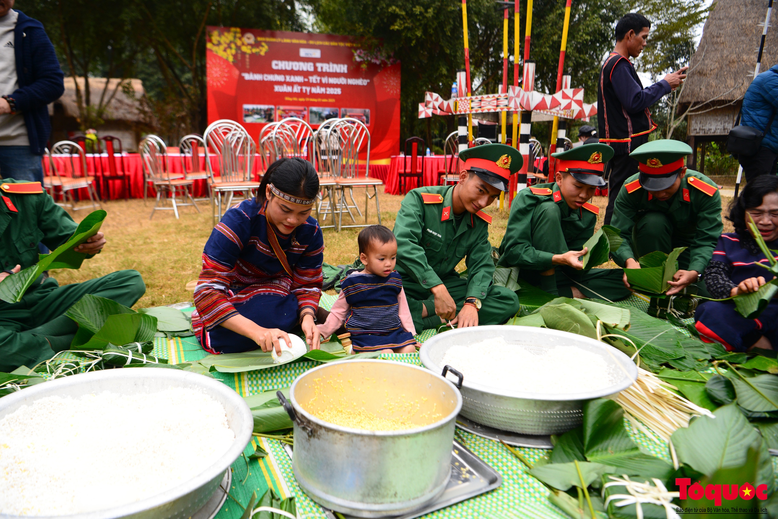 Đồng bào các dân tộc gửi gắm Bánh chưng xanh - Tết vì người nghèo - Ảnh 10. Đồng bào các dân tộc gửi gắm Bánh chưng xanh - Tết vì người nghèo - Ảnh 10.