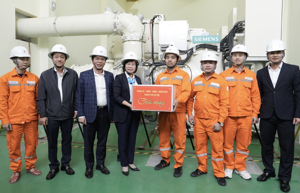 Đoàn đại biểu TP Hà Nội do Ủy viên Ban Thường vụ Thành ủy, Bí thư Quận ủy Thanh Xuân Bùi Huyền Mai dẫn đầu đã đến thăm, chúc Tết cán bộ, công nhân viên Trạm biến áp 110kV Bắc Thành Công (E1.63) - Công ty Lưới điện cao thế TP Hà Nội