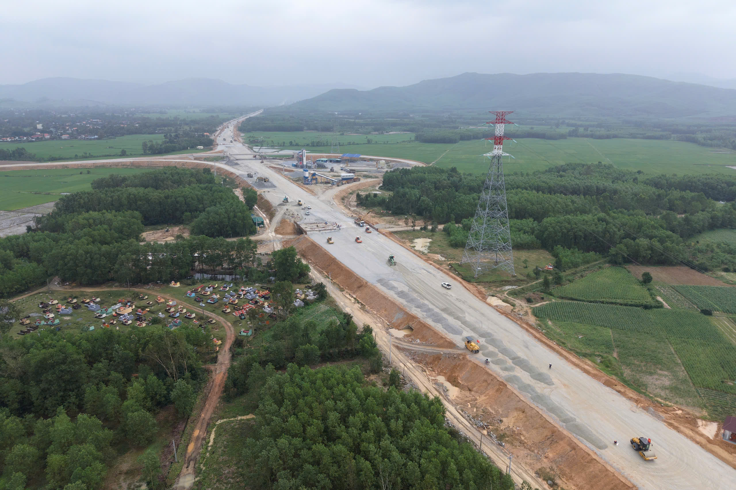 Rầm rập tiếng máy trên công trường cao tốc Quảng Ngãi - Hoài Nhơn ngày cận Tết- Ảnh 5. Rầm rập tiếng máy trên công trường cao tốc Quảng Ngãi - Hoài Nhơn ngày cận Tết- Ảnh 5.