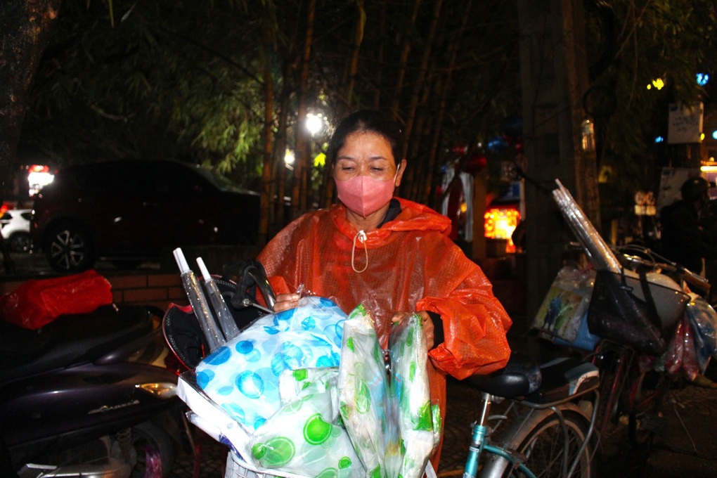 Mưu sinh ngày cận Tết trong mưa rét ở phố cổ Hội An - 2 Mưu sinh ngày cận Tết trong mưa rét ở phố cổ Hội An - 2