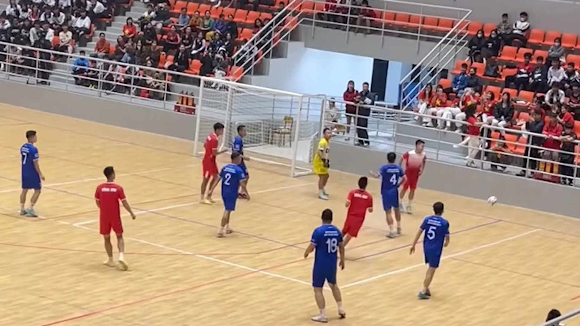 Quang Hải, Duy Mạnh cùng Văn Quyết bất ngờ chơi futsal: Sự thật là…- Ảnh 3. Quang Hải, Duy Mạnh cùng Văn Quyết bất ngờ chơi futsal: Sự thật là…- Ảnh 3.