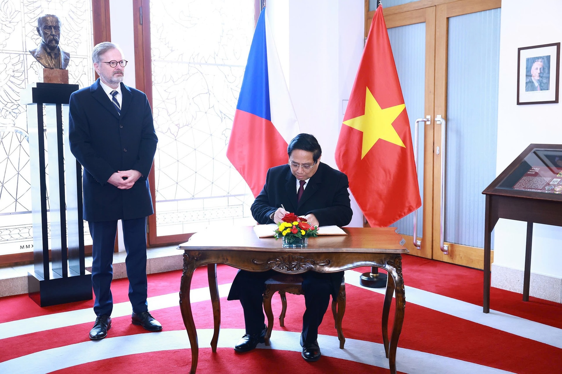 Hai Thủ tướng Việt Nam và Czech hội đàm, xác lập dấu mốc lịch sử mới trong quan hệ song phương- Ảnh 4. Hai Thủ tướng Việt Nam và Czech hội đàm, xác lập dấu mốc lịch sử mới trong quan hệ song phương- Ảnh 4.