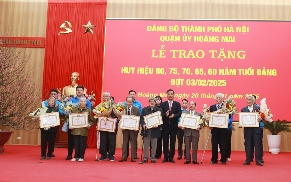 Bí thư Quận ủy Hoàng Mai Nguyễn Xuân Linh trao Huy hiệu 65 năm tuổi Đảng cho cán bộ lão thành cách mạng. Ảnh TA