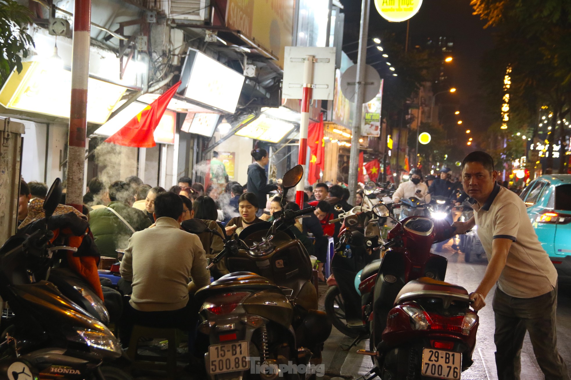 Lộn xộn ở tuyến phố ẩm thực vừa khai trương tại Hà Nội ảnh 14