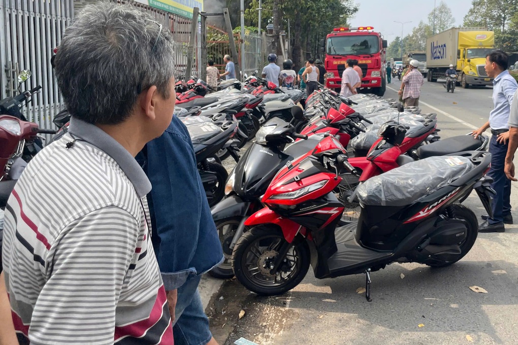 Cháy bãi phế liệu cạnh kho chứa xe máy ở Bình Dương - 2 Cháy bãi phế liệu cạnh kho chứa xe máy ở Bình Dương - 2