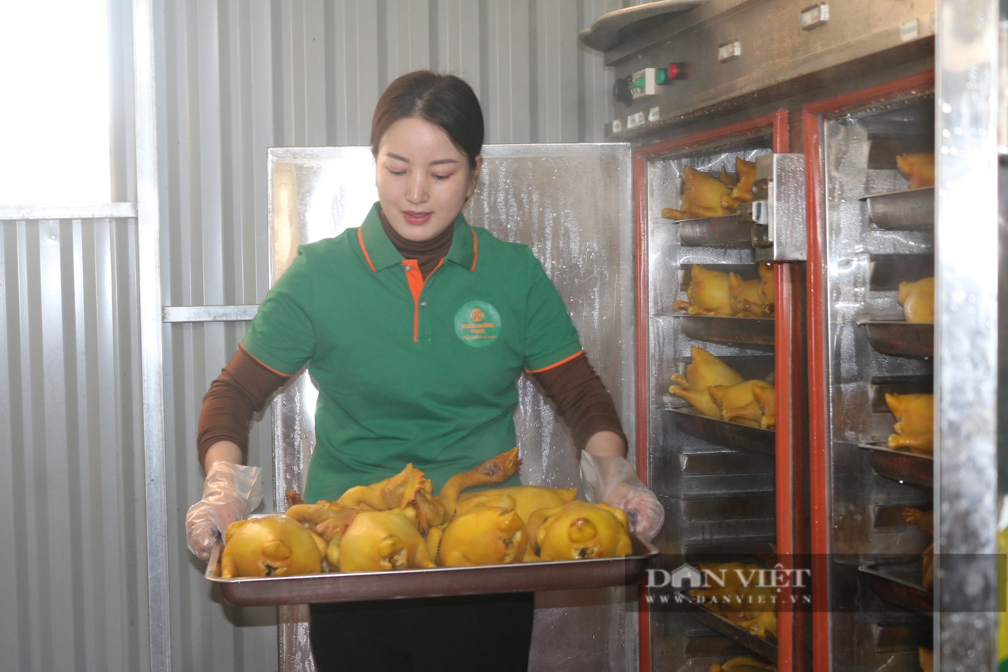 Người phụ nữ Lào Cai đam mê chế biến sản phẩm gà muối hương quế - Ảnh 2.