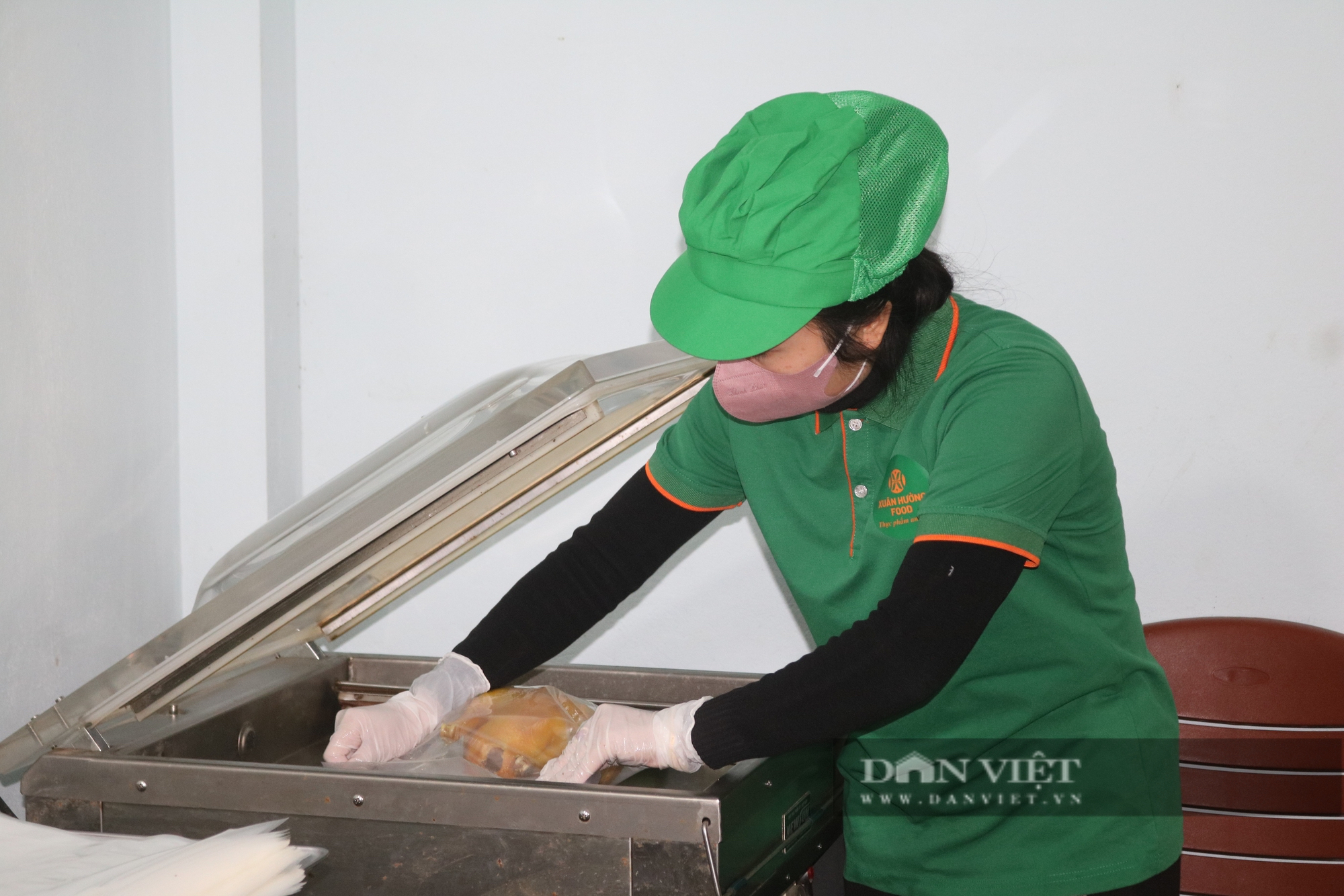 Người phụ nữ Lào Cai đam mê chế biến sản phẩm gà muối hương quế - Ảnh 6.