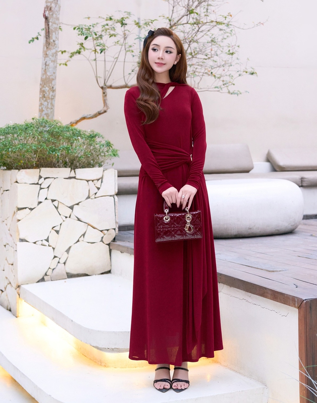Xuống phố ngày xuân với trang phục mang sắc đỏ may mắn- Ảnh 3. Xuống phố ngày xuân với trang phục mang sắc đỏ may mắn- Ảnh 3.