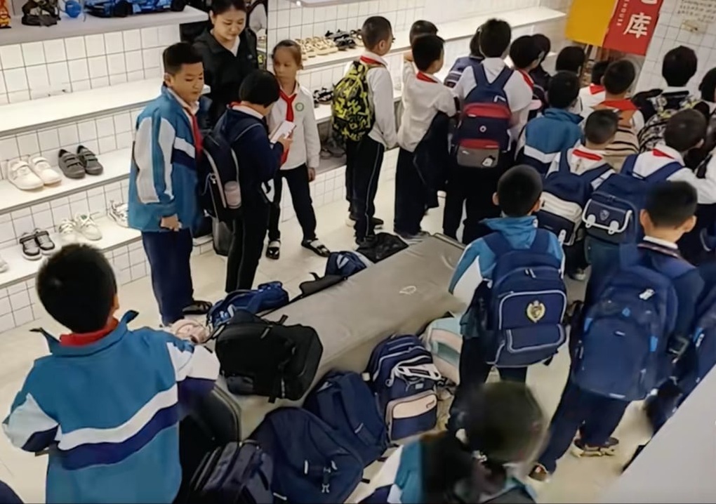 Đôi vợ chồng lao đao kinh tế được các em học sinh chỉ cách làm giàu - 2 Đôi vợ chồng lao đao kinh tế được các em học sinh chỉ cách làm giàu - 2