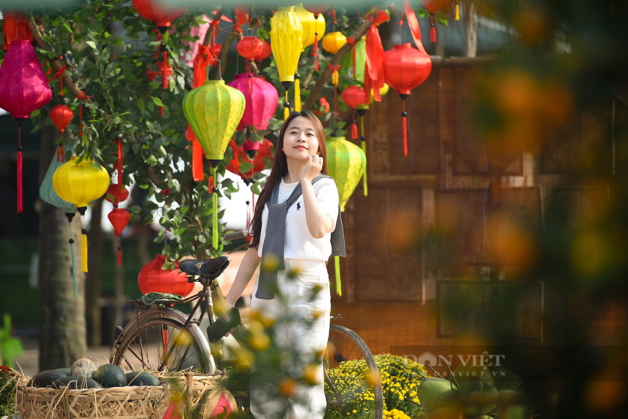 Du khách thích thú trải nghiệm không gian Tết Việt ngay bãi biển Đà Nẵng- Ảnh 3. Du khách thích thú trải nghiệm không gian Tết Việt ngay bãi biển Đà Nẵng- Ảnh 3.