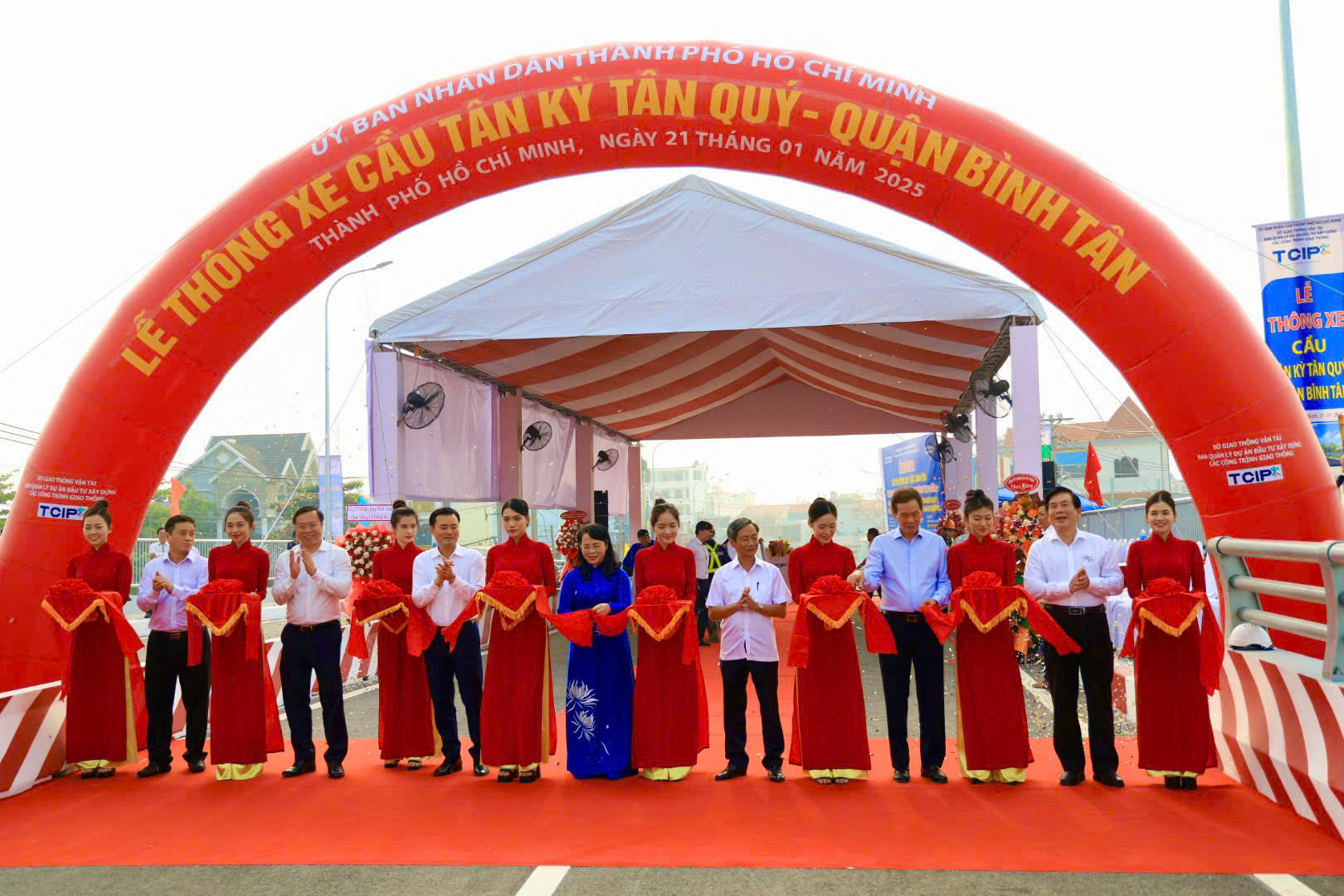 TP HCM: Thông xe cầu Tân Kỳ Tân Quý - Ảnh 9. TP HCM: Thông xe cầu Tân Kỳ Tân Quý - Ảnh 9.