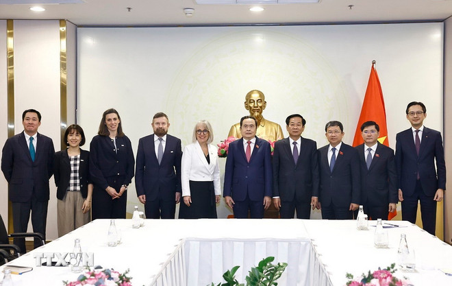 Chủ tịch Quốc hội Trần Thanh Mẫn với Tổng Giám đốc Tổ chức Quốc tế Pháp ngữ Caroline St-Hilaire và đại biểu. (Ảnh: Doãn Tấn/TTXVN) ttxvn-tran-thanh-man-tong-giam-doc-oif-3.jpg