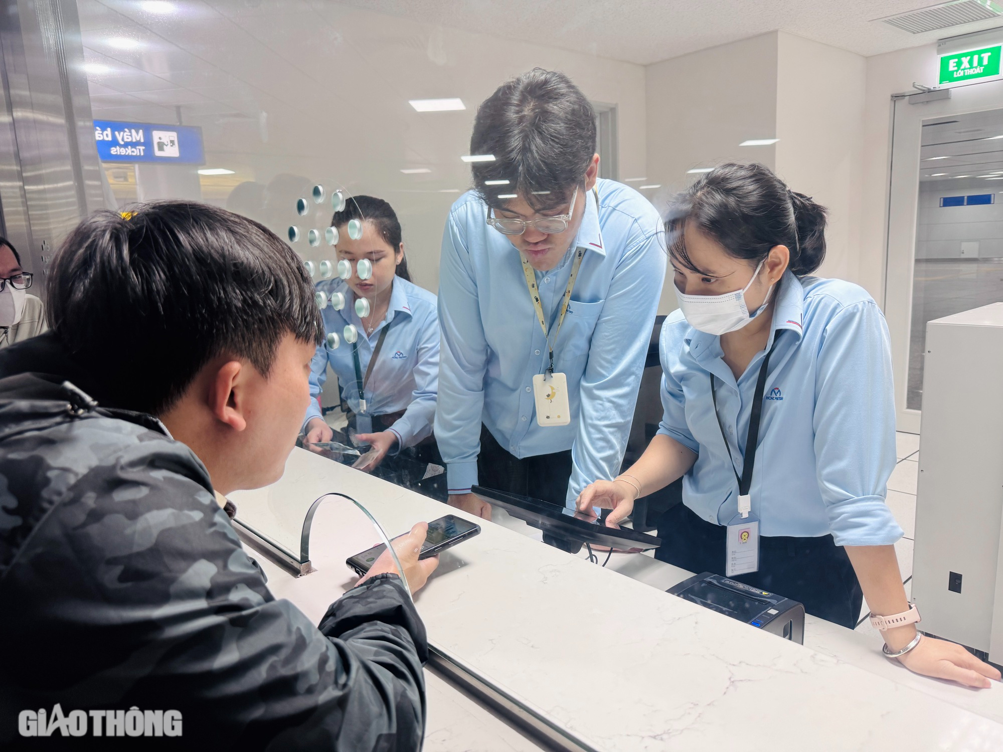 Ngày đầu metro số 1 bán vé, hệ thống gặp lỗi, phải dùng thêm vé viết tay- Ảnh 3. Ngày đầu metro số 1 bán vé, hệ thống gặp lỗi, phải dùng thêm vé viết tay- Ảnh 3.
