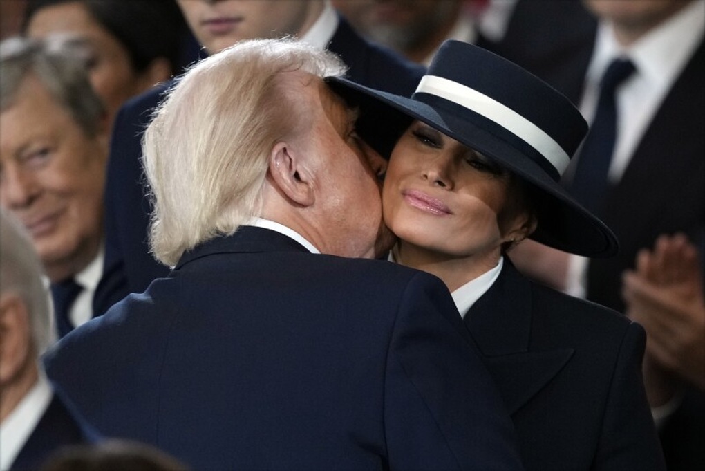 Giải mã trang phục của Phu nhân Melania Trump trong lễ nhậm chức của chồng - 2 Giải mã trang phục của Phu nhân Melania Trump trong lễ nhậm chức của chồng - 2