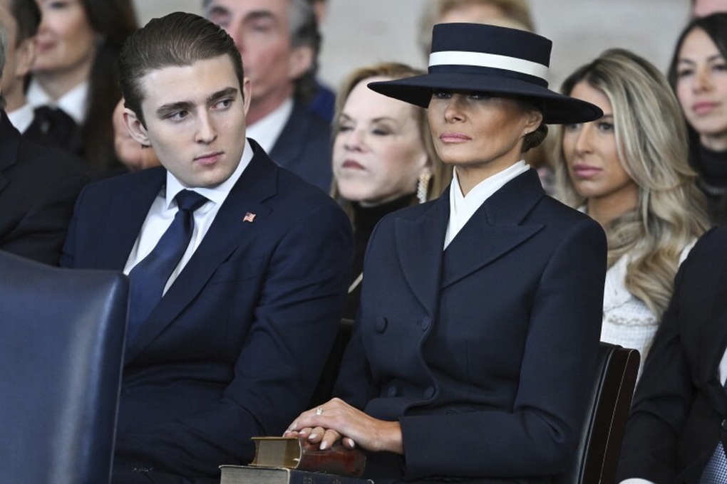 Giải mã trang phục của Phu nhân Melania Trump trong lễ nhậm chức của chồng - 3 Giải mã trang phục của Phu nhân Melania Trump trong lễ nhậm chức của chồng - 3