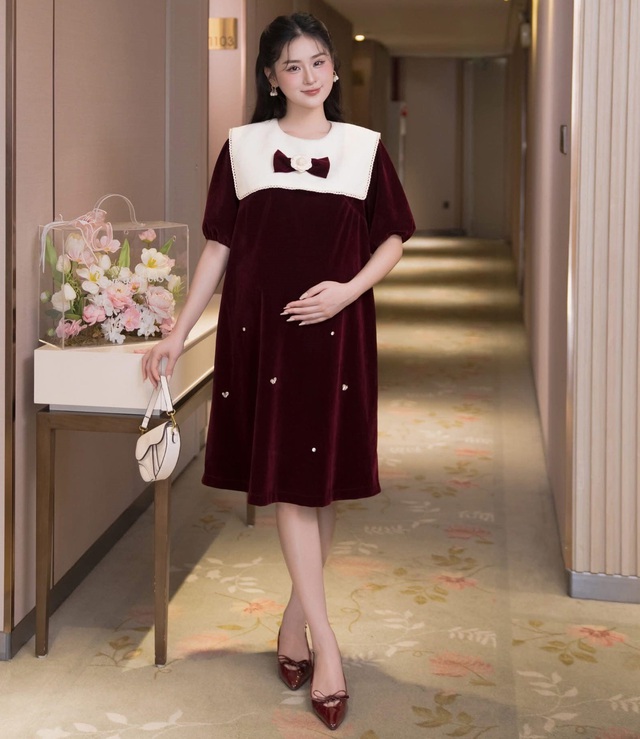 Trang phục mẹ bầu tỏa sáng với phong cách thời trang hiện đại- Ảnh 4. Trang phục mẹ bầu tỏa sáng với phong cách thời trang hiện đại- Ảnh 4.